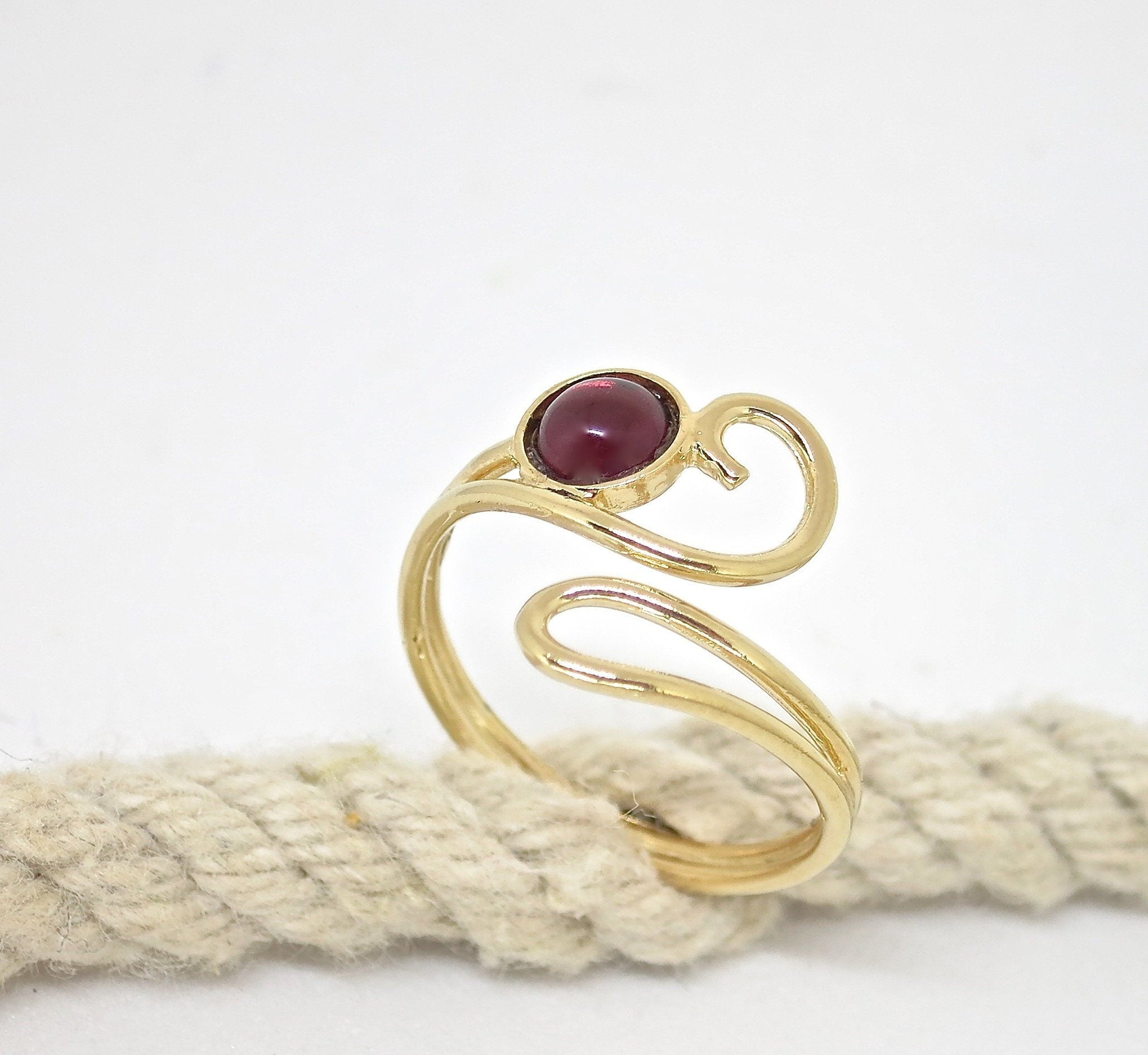 טבעת זהב מתכווננת משובצת גארנט