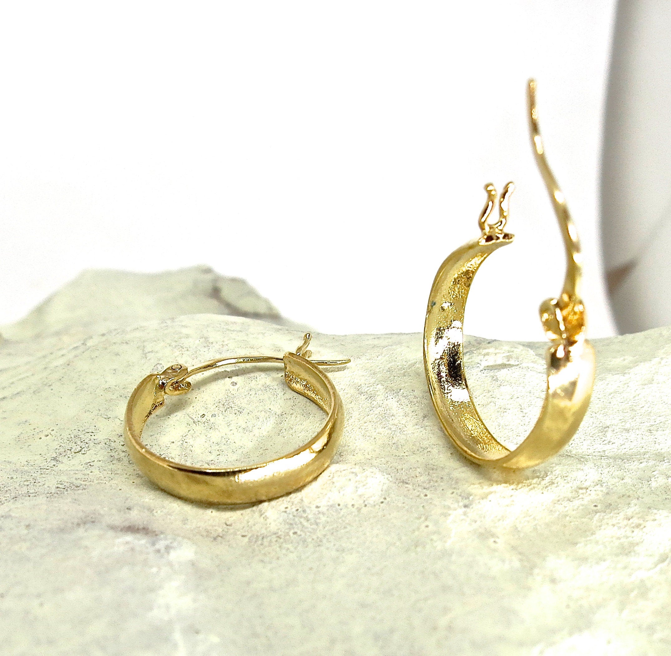 עגילי חישוק זהב מלא 14 קראט בינוניים פשוטים לנשים, עגילי חישוק זהב רחבים עם כיפה