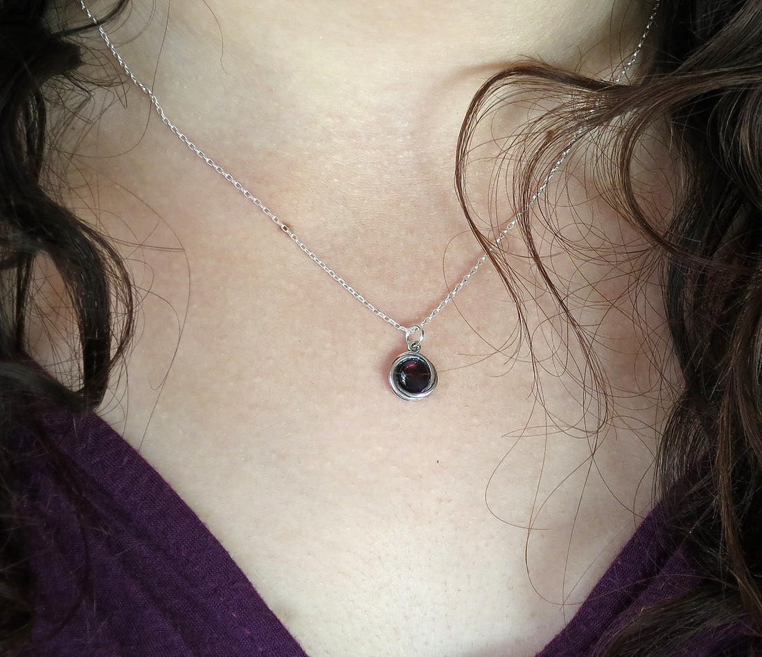 תליון שרשרת כסף סטרלינג קטן משובץ גרנט