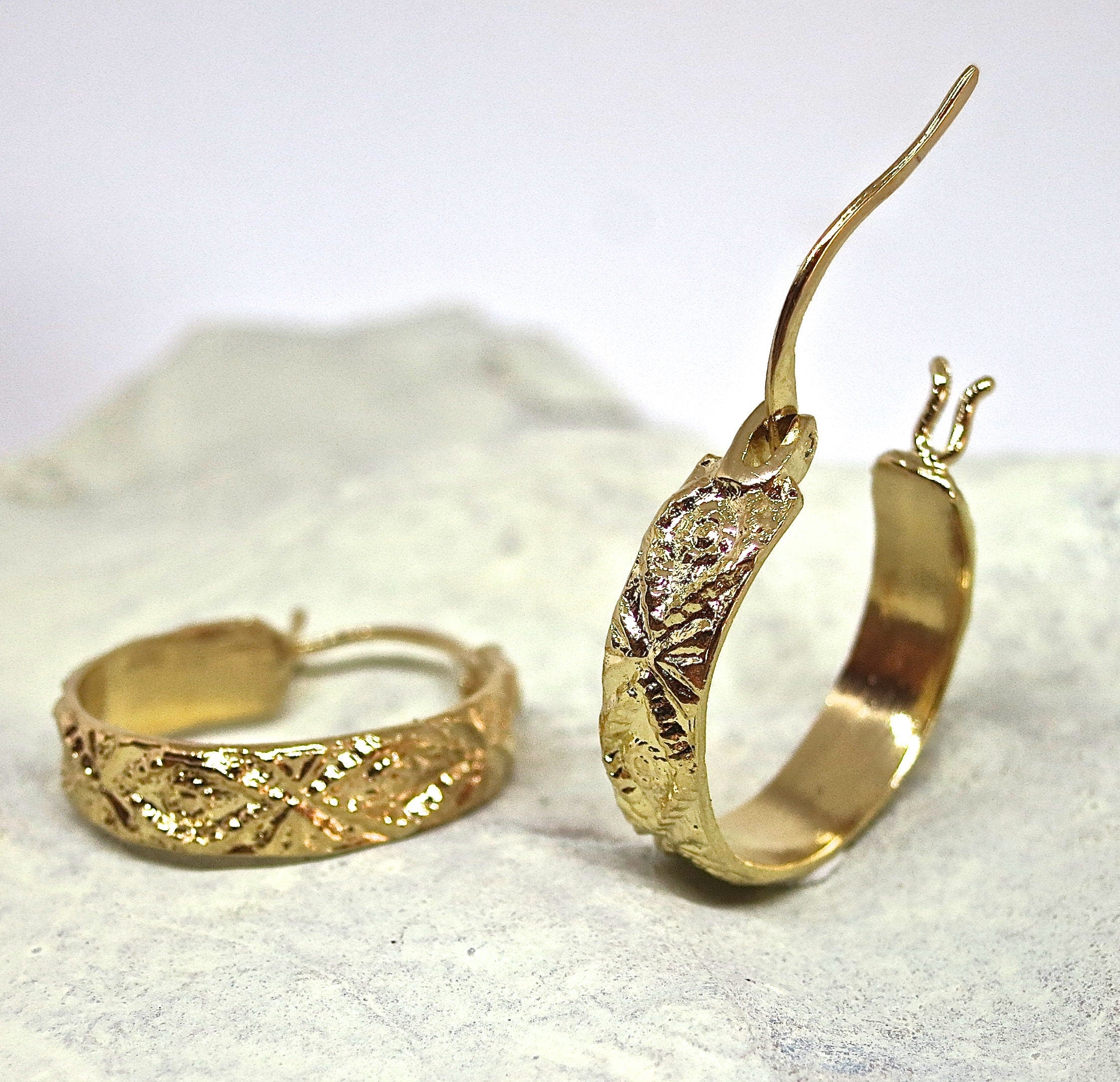 עגילי חישוק זהב עם טקסטורה, עגילי זהב בוהמיים