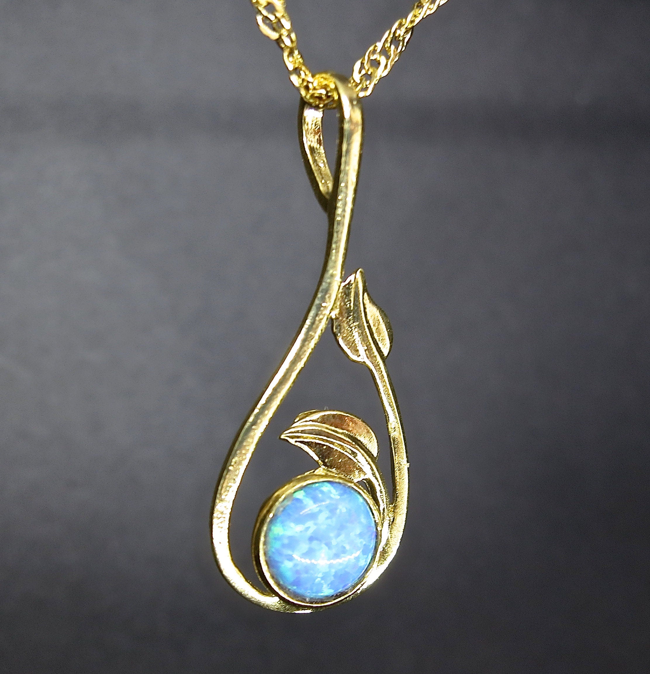 שרשרת אופל כחול מזהב 14 קראט: תליון אופל עם עלים