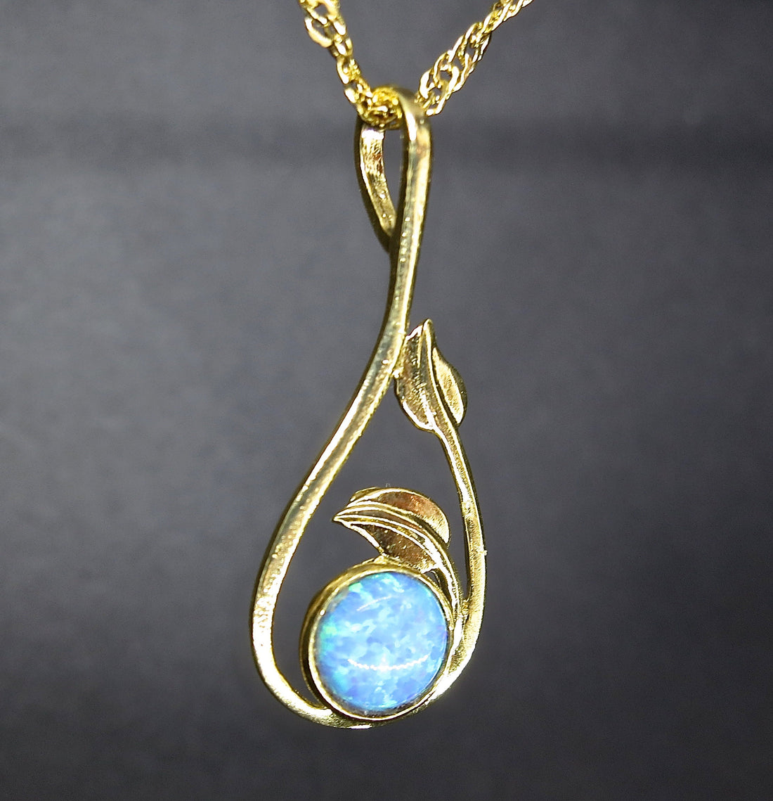 שרשרת אופל כחול מזהב 14 קראט: תליון אופל עם עלים