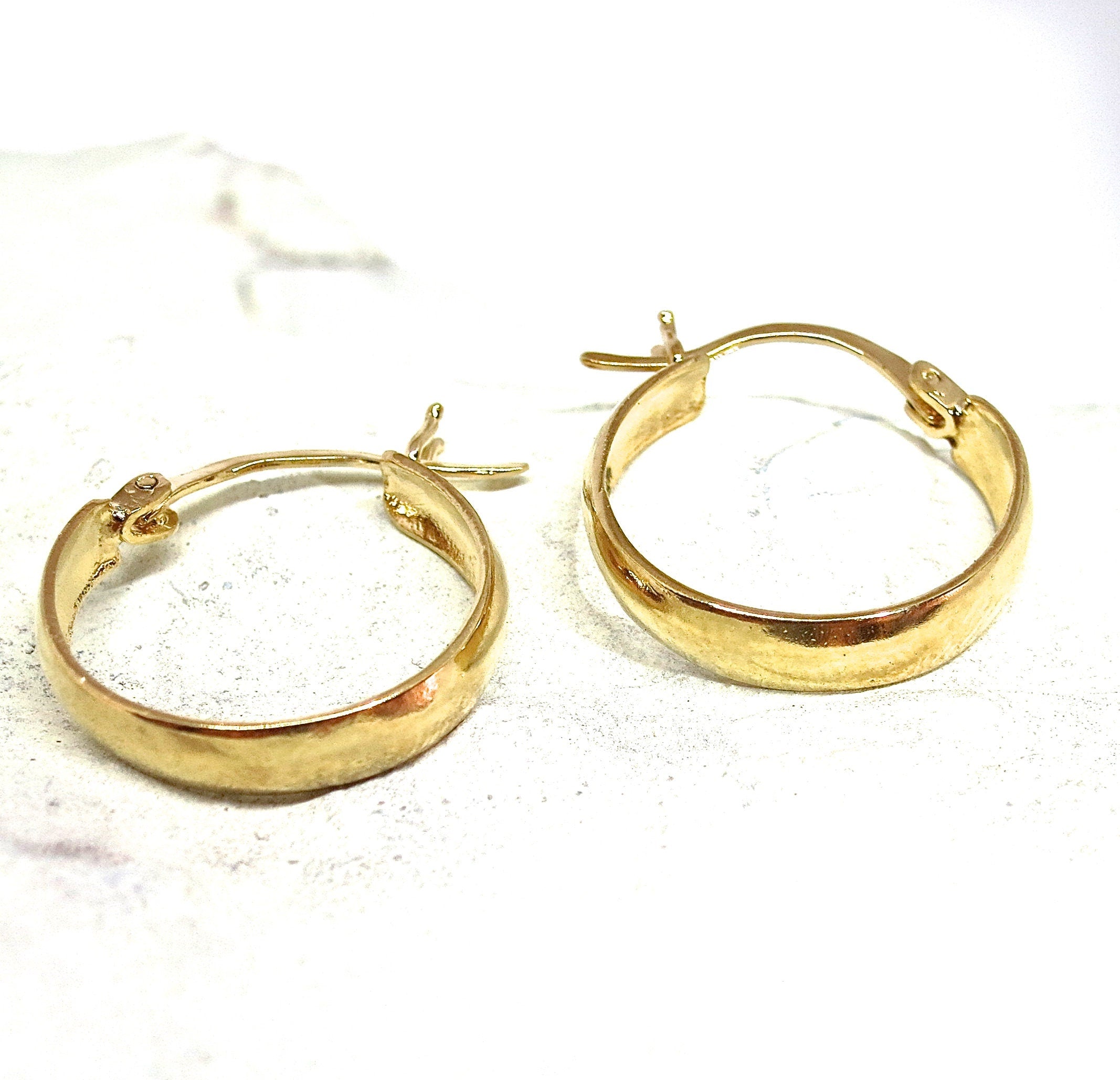 עגילי חישוק זהב מלא 14 קראט בינוניים פשוטים לנשים, עגילי חישוק זהב רחבים עם כיפה