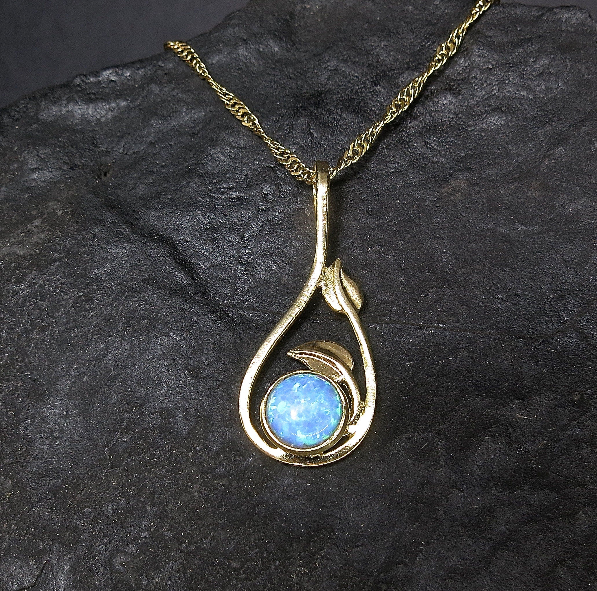 שרשרת אופל כחול מזהב 14 קראט: תליון אופל עם עלים