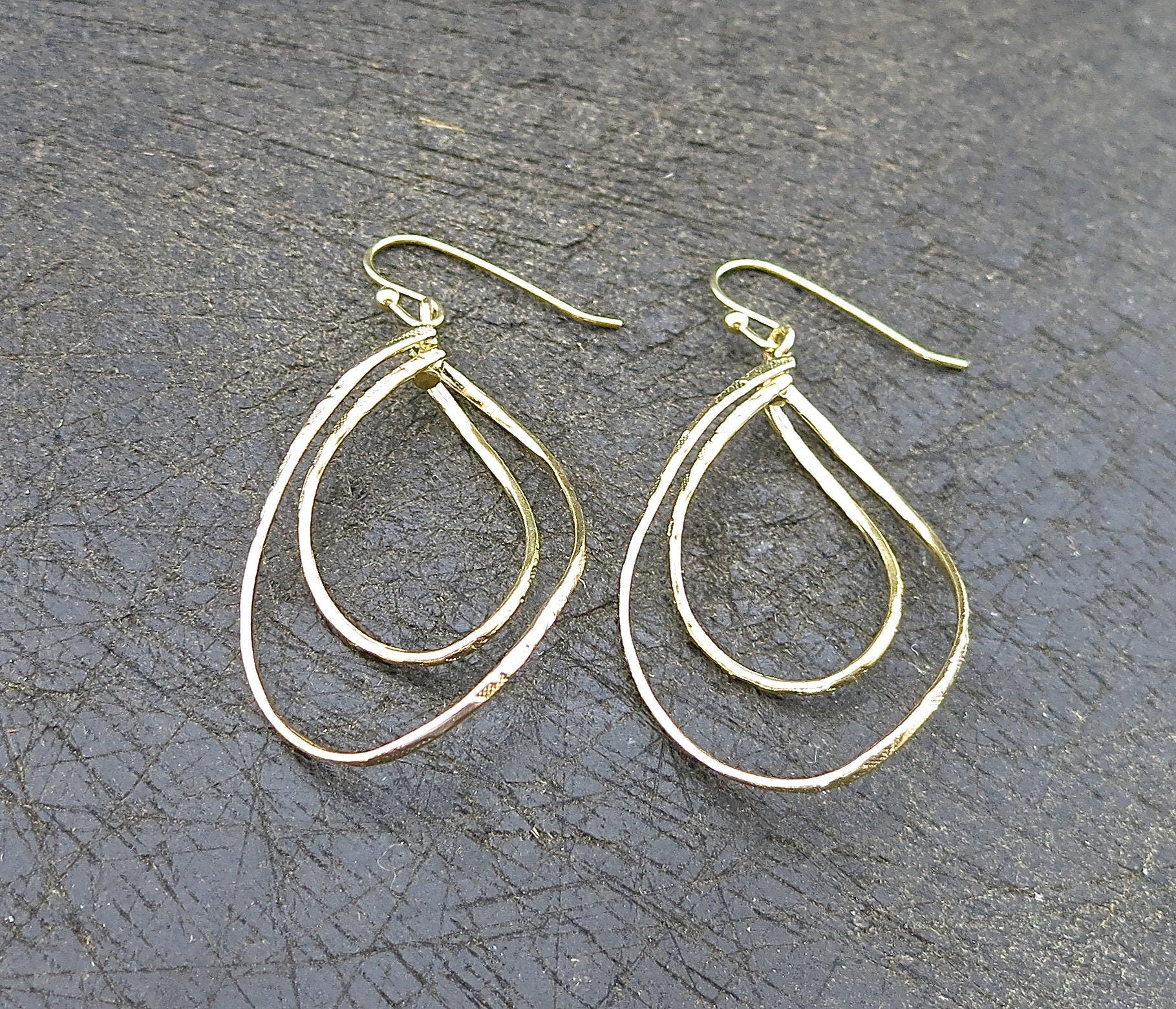 עגילי זהב מלא 14 קראט עם שתי טיפות תלויות