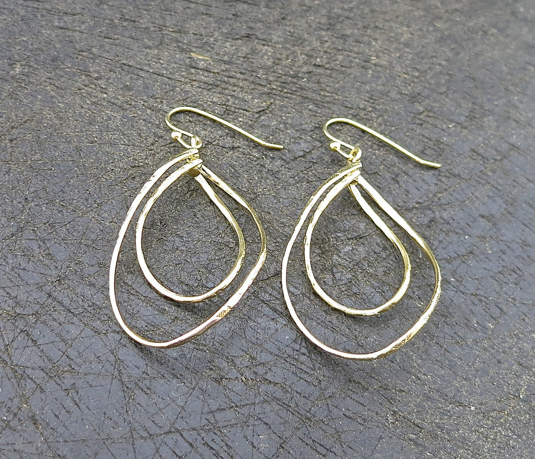 עגילי זהב מלא 14 קראט עם שתי טיפות תלויות