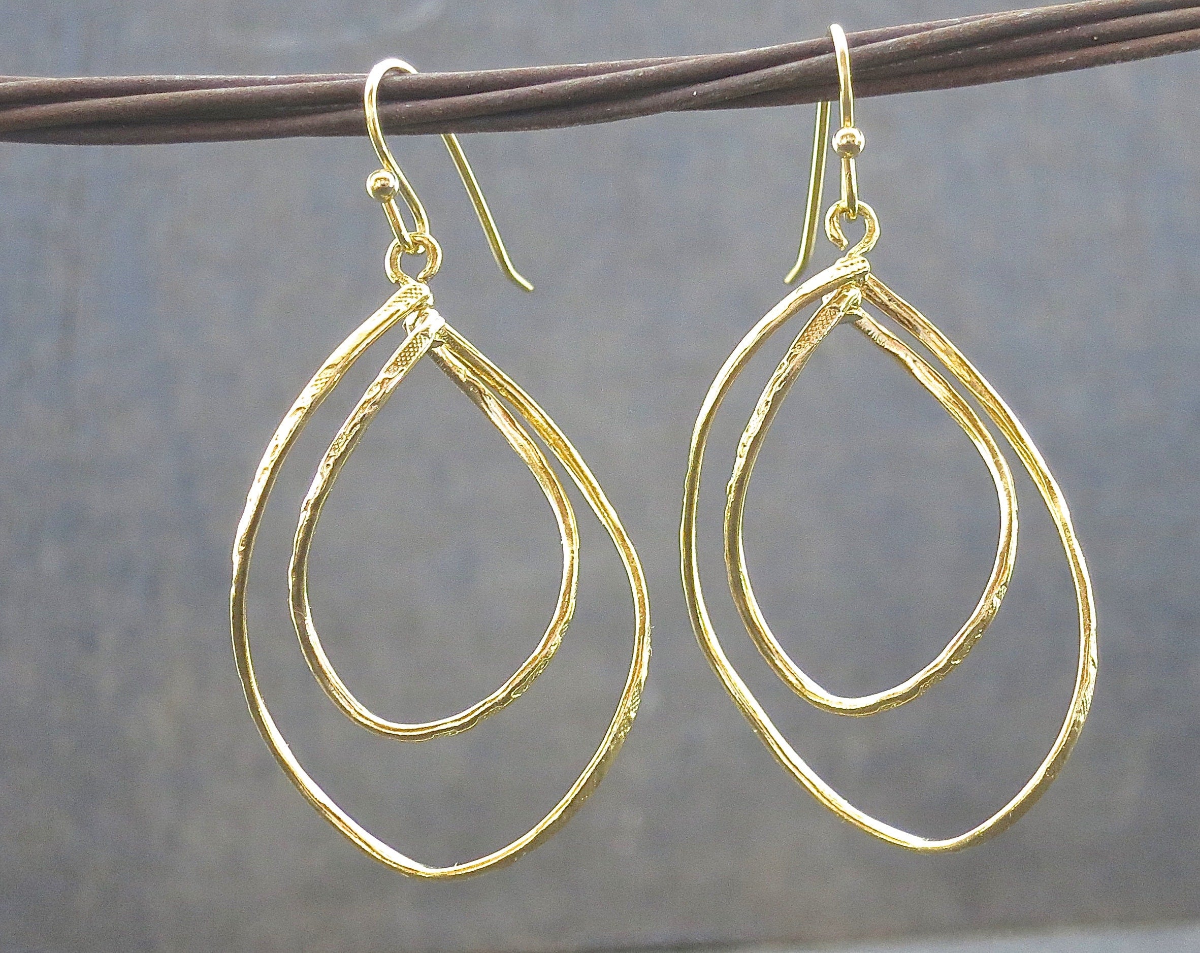 עגילי זהב מלא 14 קראט עם שתי טיפות תלויות