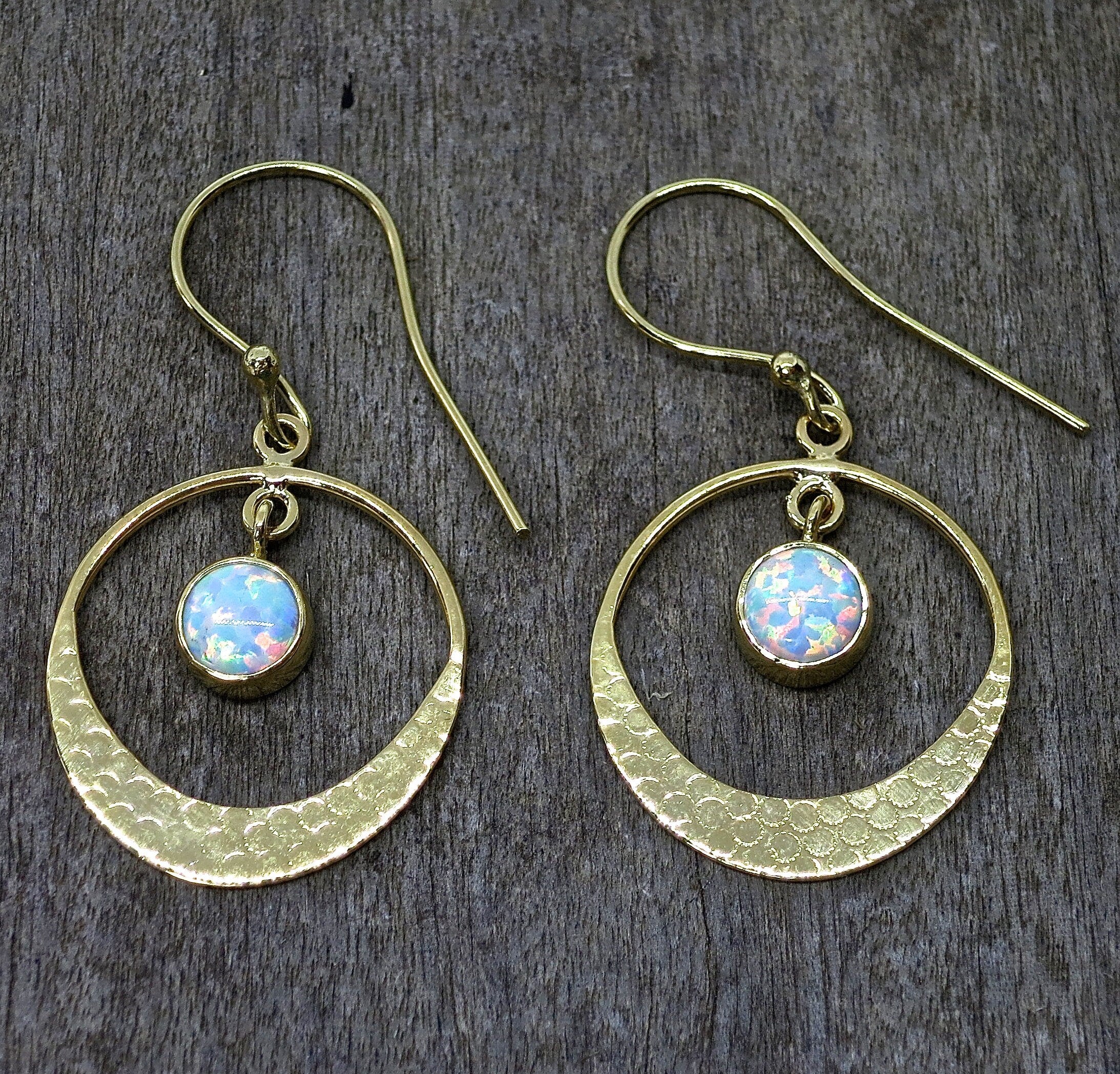 עגילי חישוק פתוחים עם אופל תלוי מזהב 14 קראט חישוקי אופל מודרניים ואלגנטיים מתנה לה