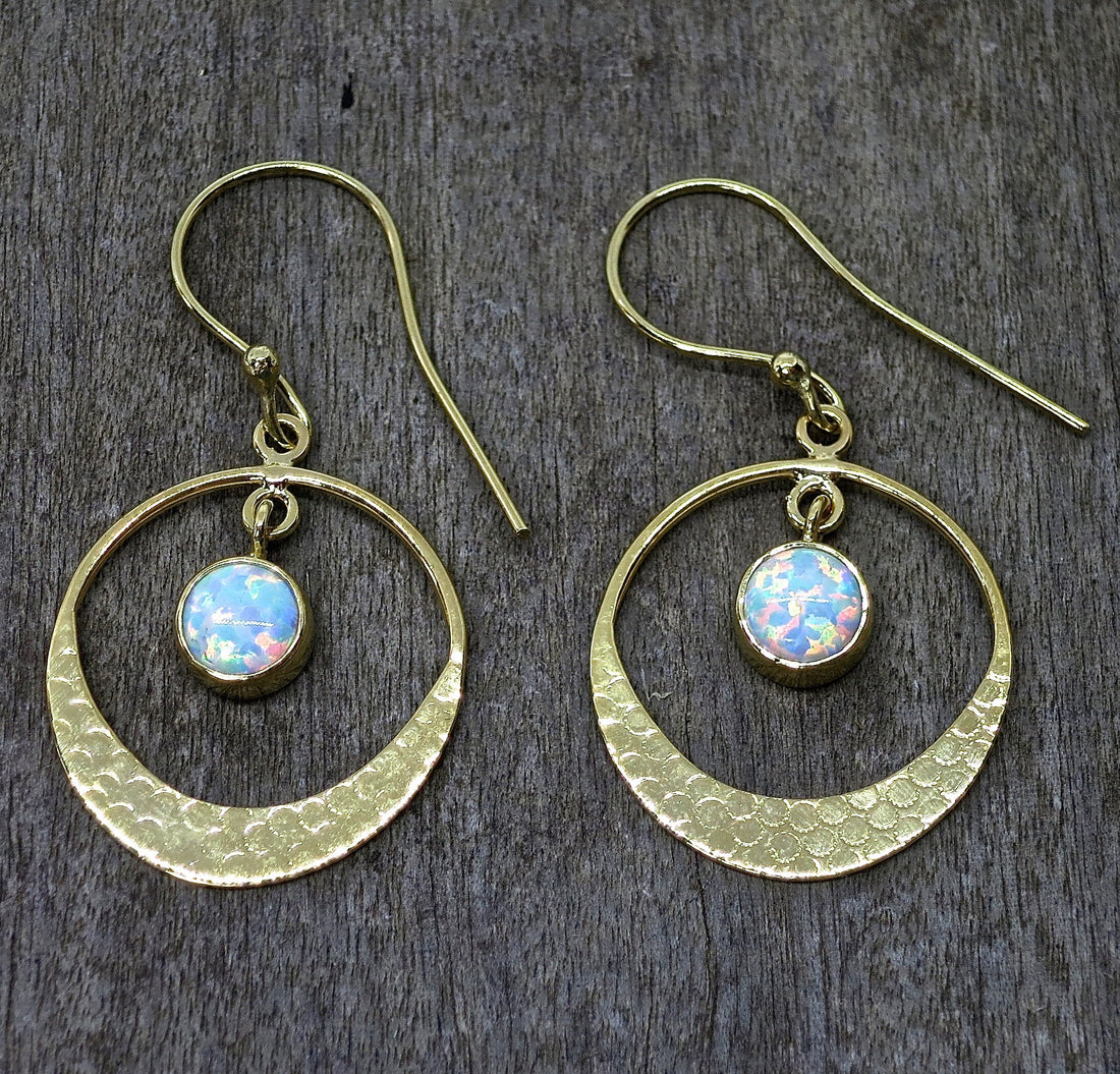 עגילי חישוק פתוחים עם אופל תלוי מזהב 14 קראט חישוקי אופל מודרניים ואלגנטיים מתנה לה