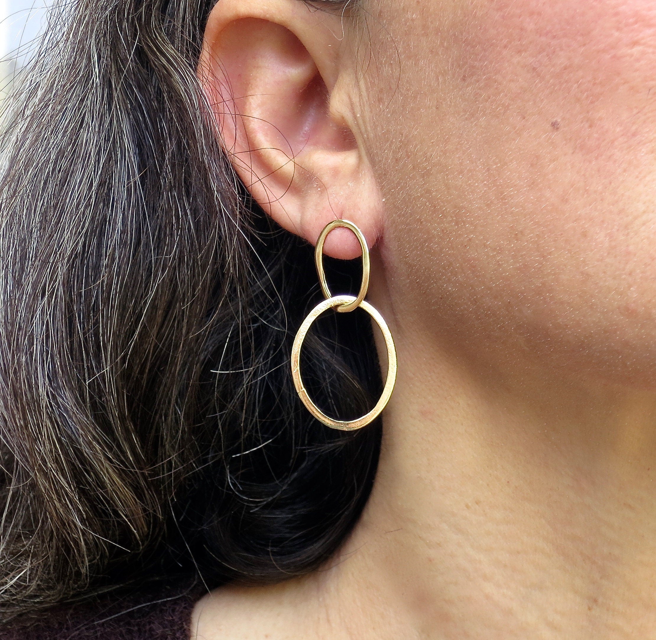 עגילי חישוק תלויים בזהב: תכשיטים מודרניים בעבודת יד ליומיום