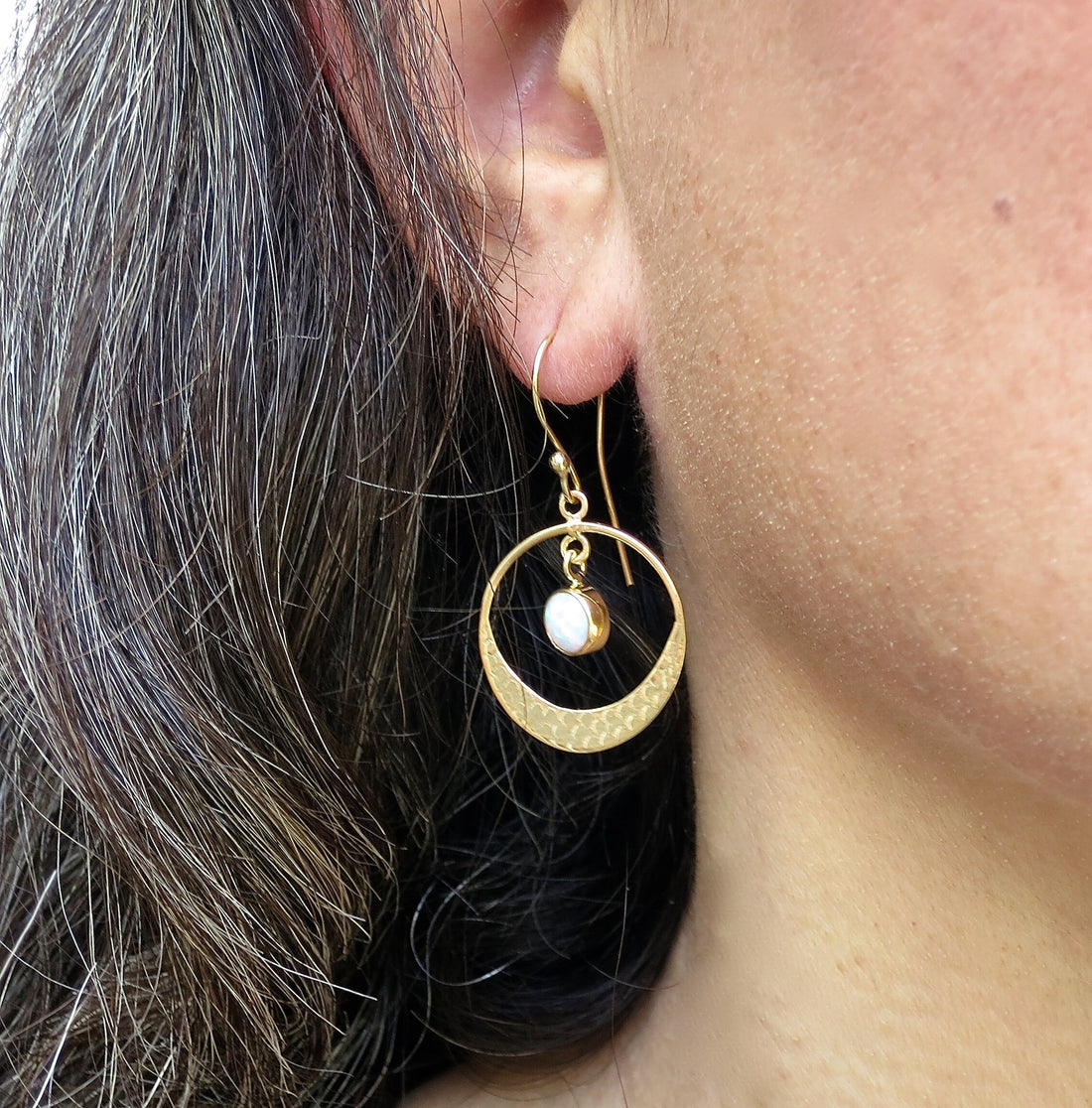 עגילי חישוק פתוחים עם אופל תלוי מזהב 14 קראט חישוקי אופל מודרניים ואלגנטיים מתנה לה