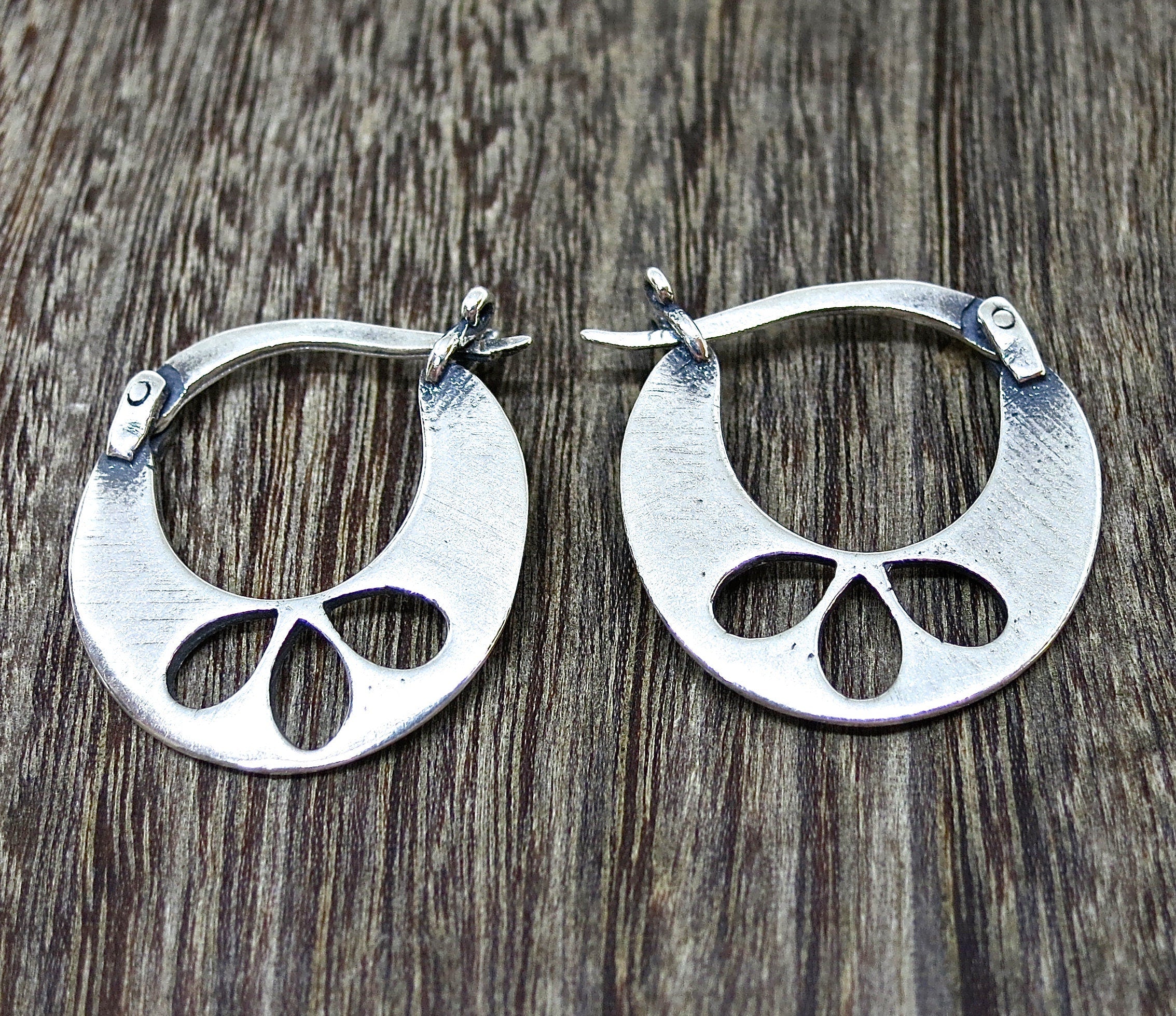 עגילי חישוק פרחוניים מכסף סטרלינג, עגילי חישוק מכסף 925 משובצים בצבע לוטוס