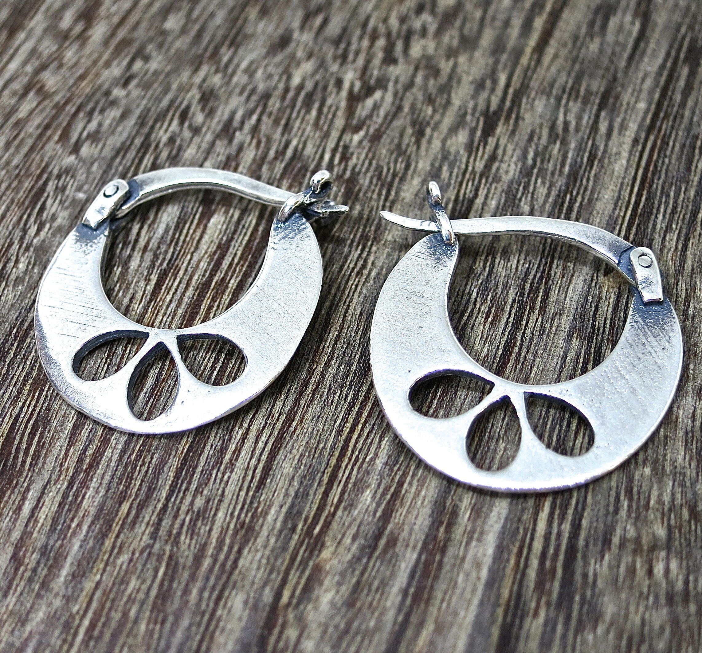 עגילי חישוק פרחוניים מכסף סטרלינג, עגילי חישוק מכסף 925 משובצים בצבע לוטוס