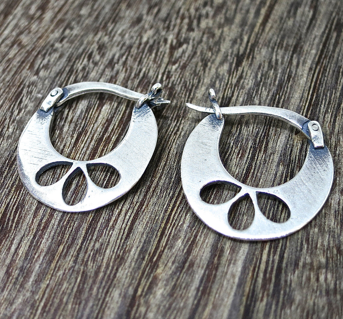 עגילי חישוק פרחוניים מכסף סטרלינג, עגילי חישוק מכסף 925 משובצים בצבע לוטוס