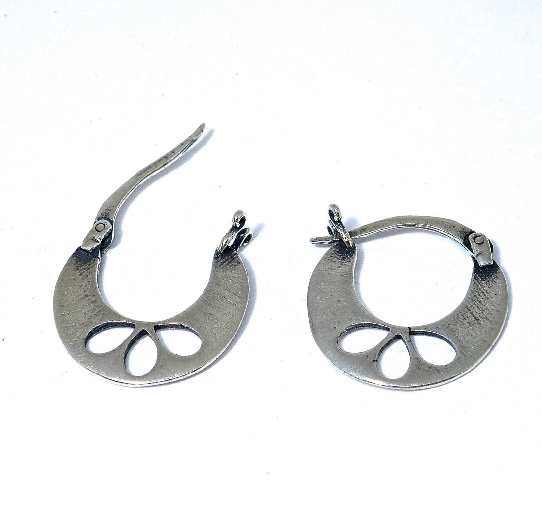 עגילי חישוק פרחוניים מכסף סטרלינג, עגילי חישוק מכסף 925 משובצים בצבע לוטוס