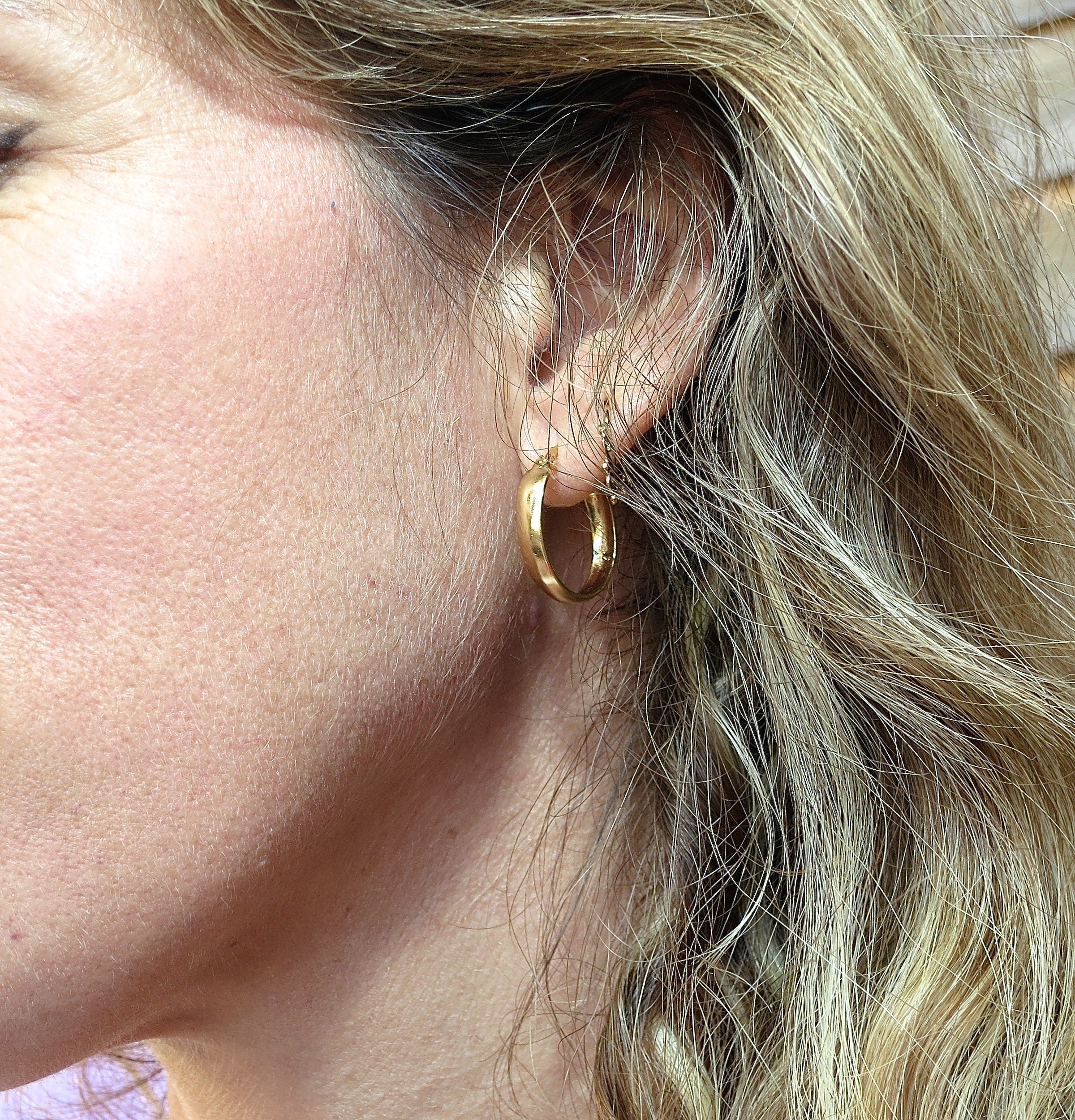 עגילי חישוק זהב מלא 14 קראט בינוניים פשוטים לנשים, עגילי חישוק זהב רחבים עם כיפה