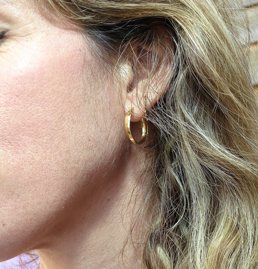 עגילי חישוק זהב מלא 14 קראט בינוניים פשוטים לנשים, עגילי חישוק זהב רחבים עם כיפה