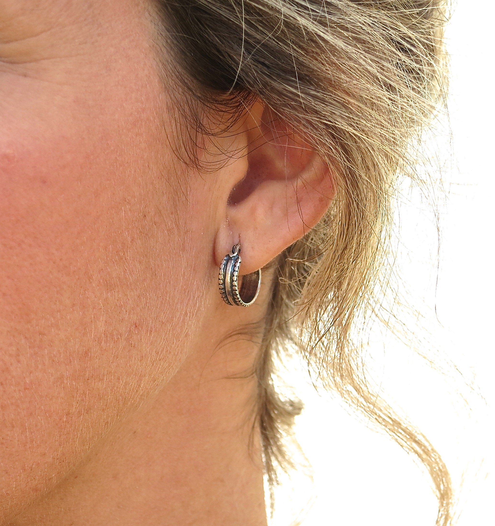 עגילי חישוק מכסף סטרלינג Huggy, עגילי חישוק רחבים עם טקסטורה