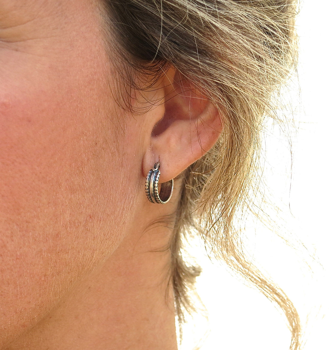 עגילי חישוק מכסף סטרלינג Huggy, עגילי חישוק רחבים עם טקסטורה