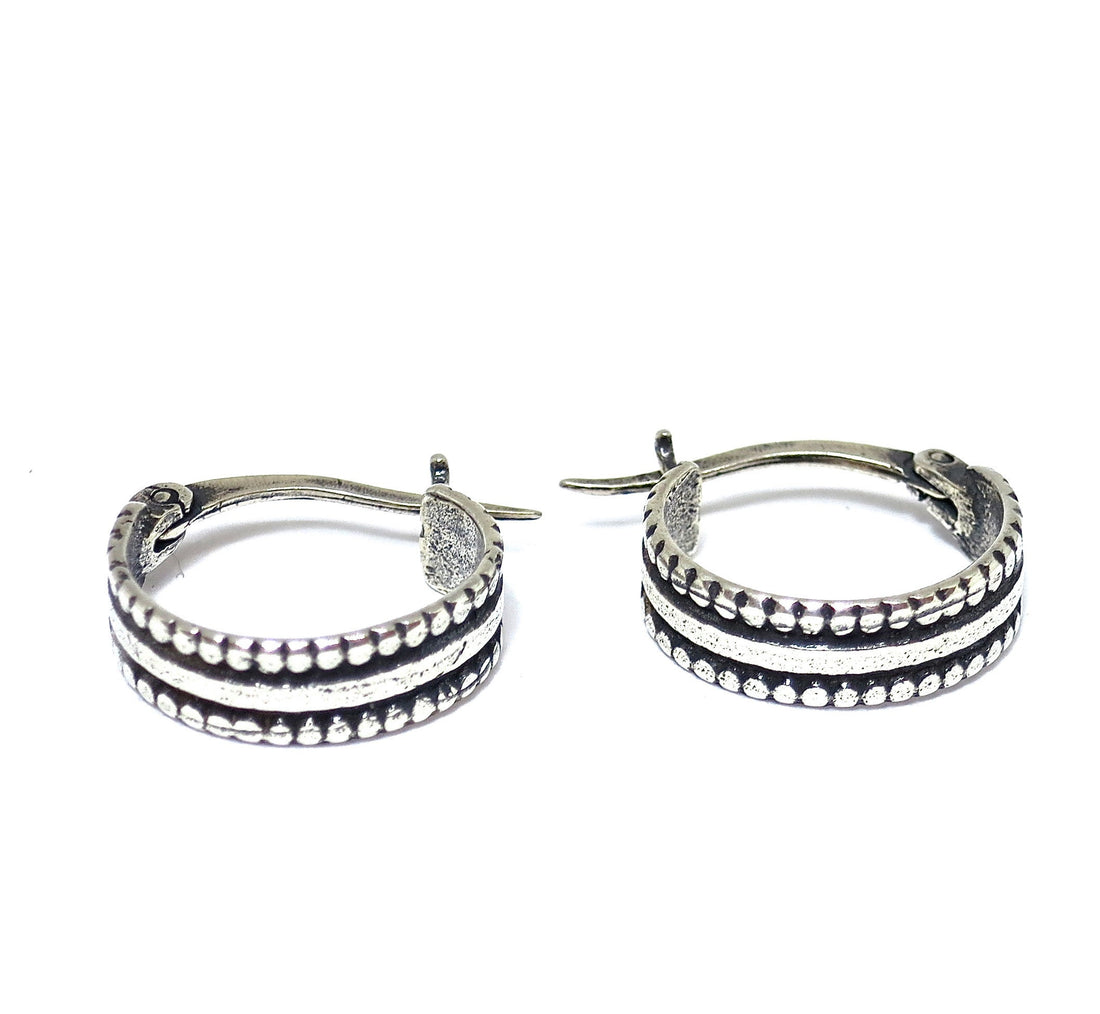 עגילי חישוק מכסף סטרלינג Huggy, עגילי חישוק רחבים עם טקסטורה