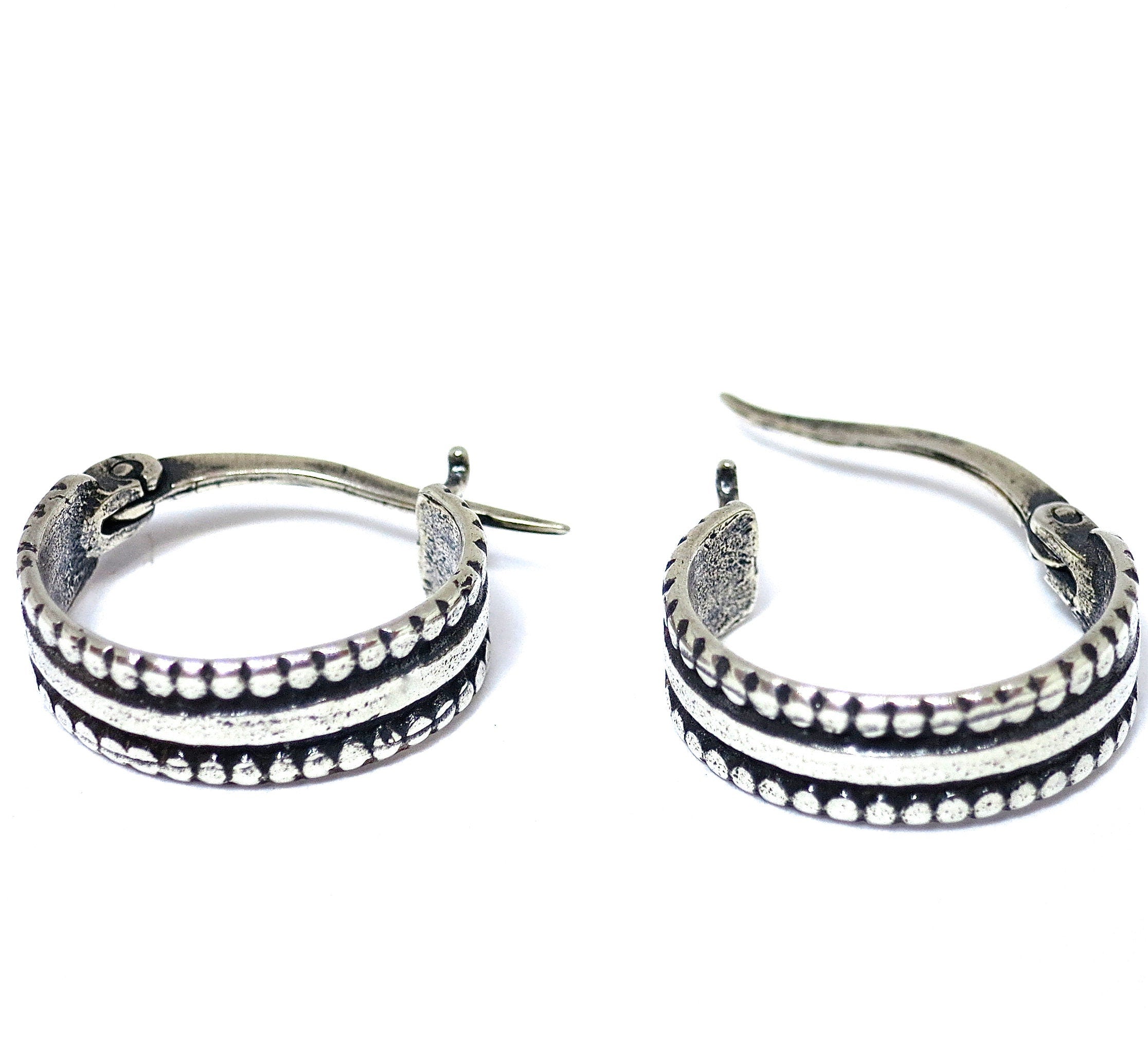 עגילי חישוק מכסף סטרלינג Huggy, עגילי חישוק רחבים עם טקסטורה