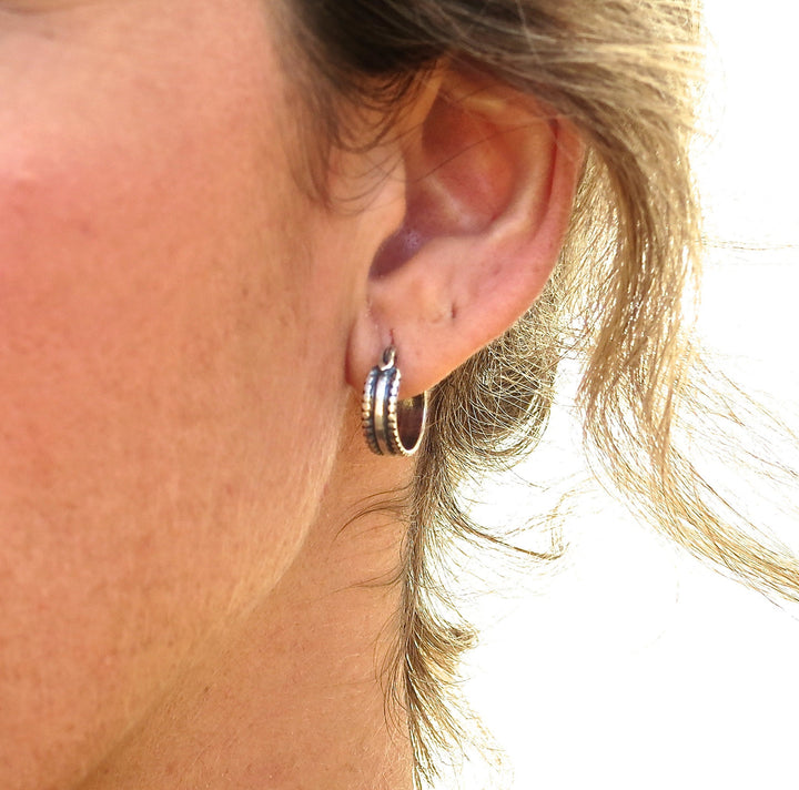 עגילי חישוק מכסף סטרלינג Huggy, עגילי חישוק רחבים עם טקסטורה