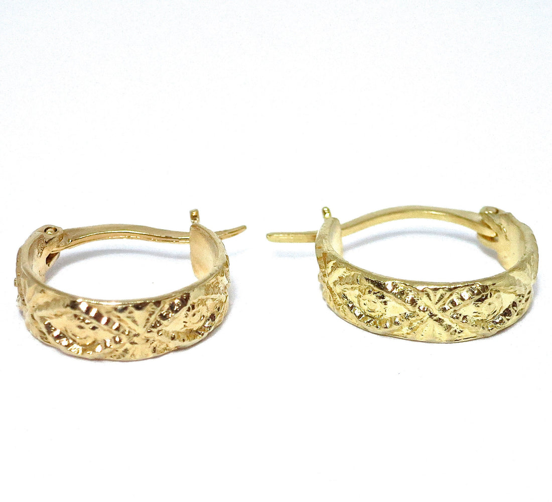 עגילי חישוק קטנים ורחבים מזהב עם טקסטורה