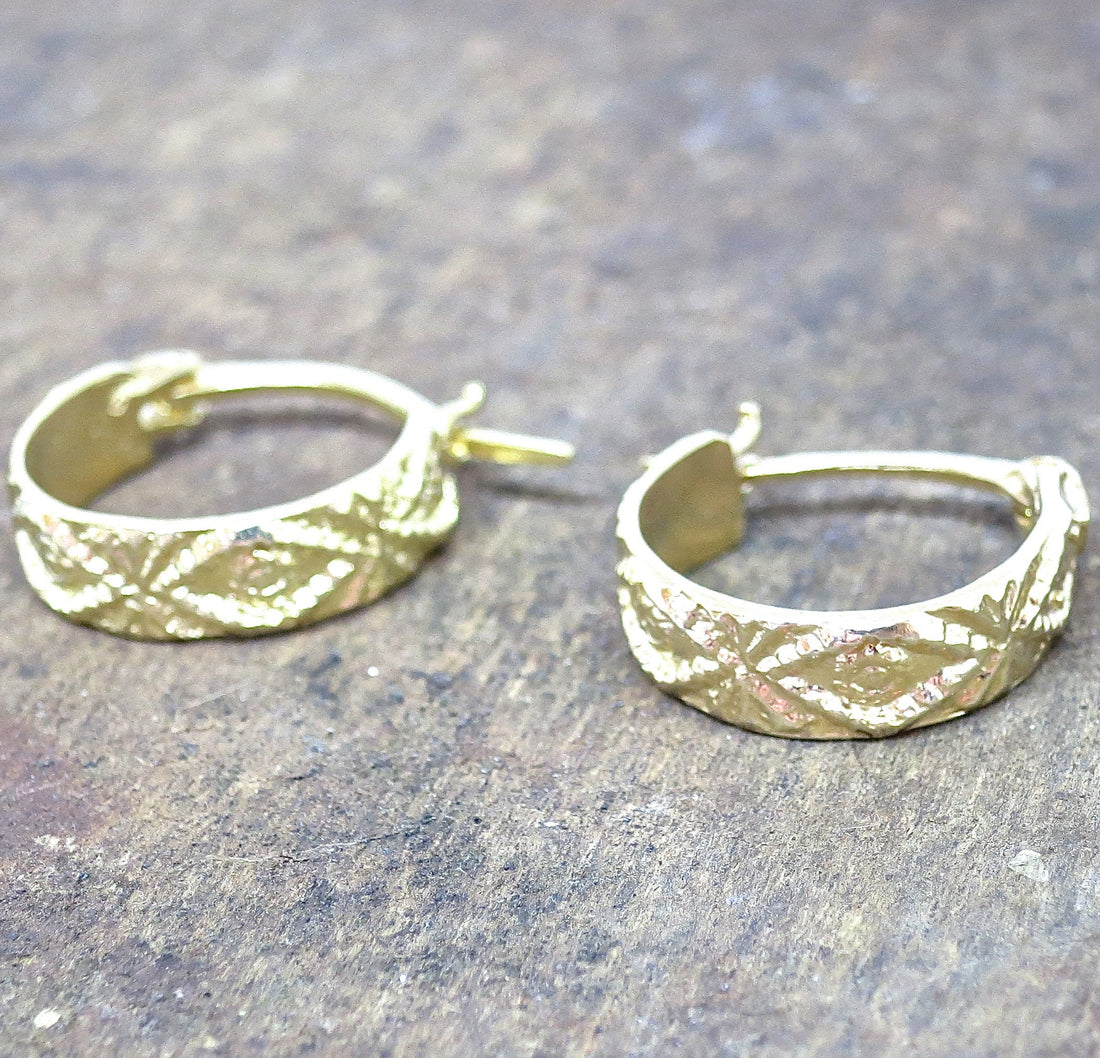 עגילי חישוק קטנים ורחבים מזהב עם טקסטורה