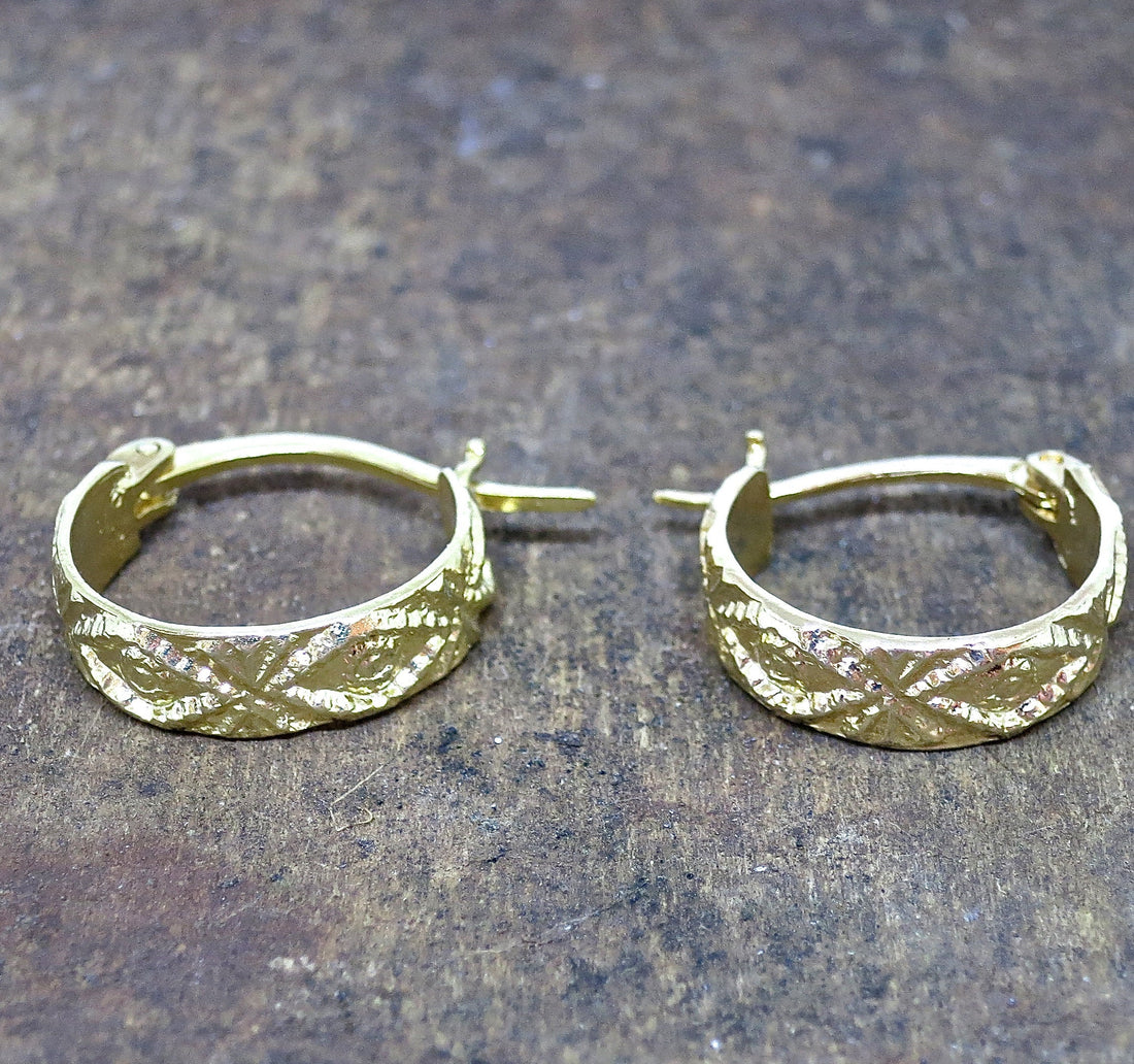 עגילי חישוק קטנים ורחבים מזהב עם טקסטורה