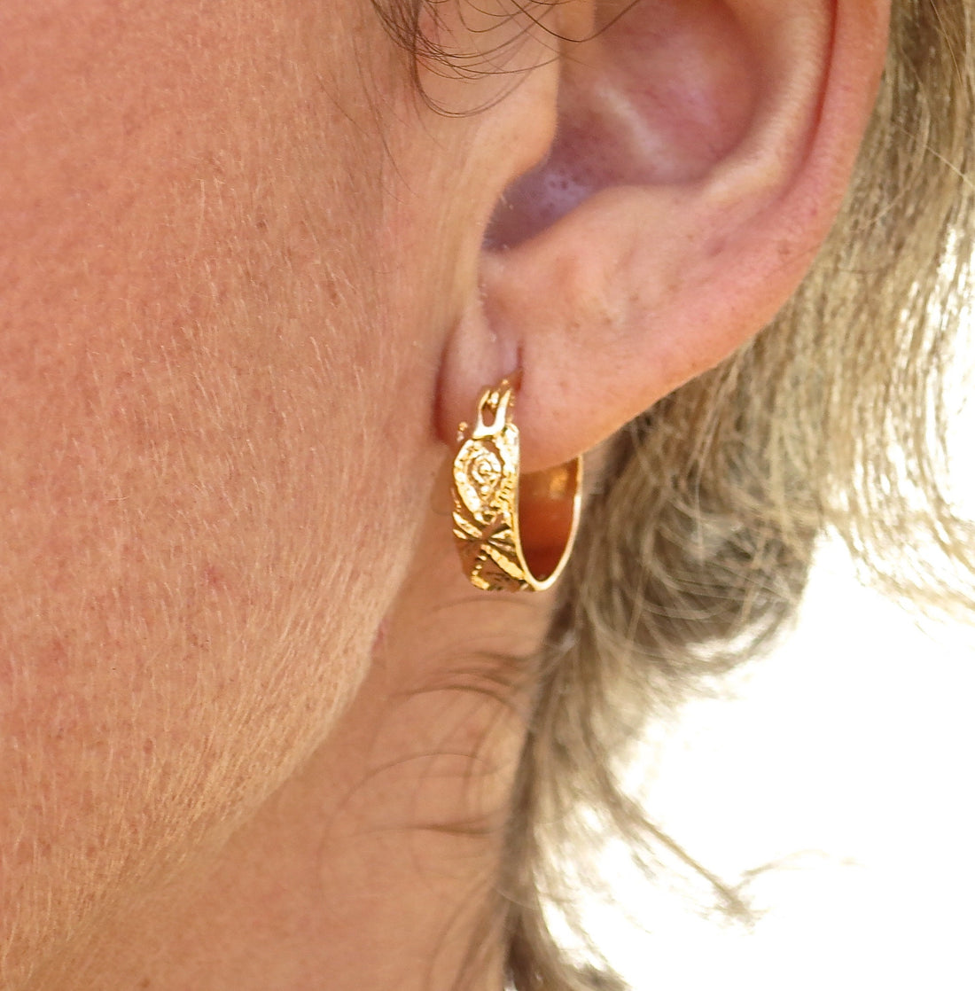 עגילי חישוק קטנים ורחבים מזהב עם טקסטורה