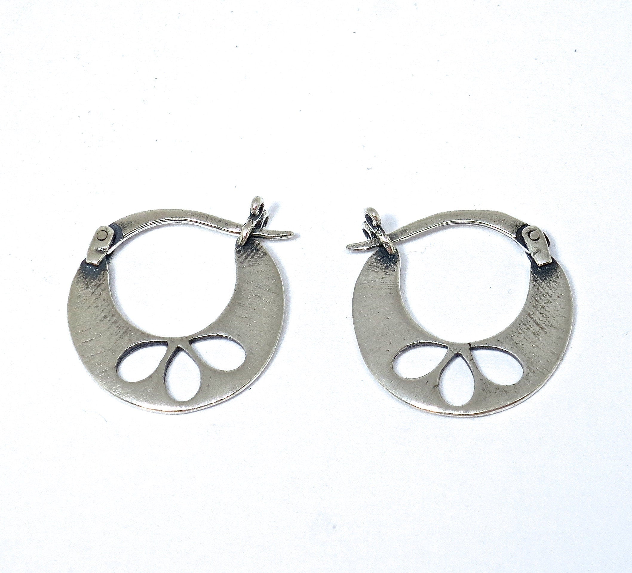 עגילי חישוק פרחוניים מכסף סטרלינג, עגילי חישוק מכסף 925 משובצים בצבע לוטוס