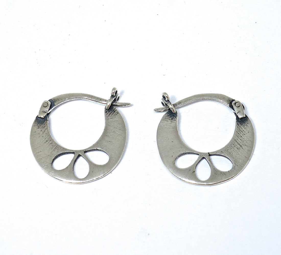 עגילי חישוק פרחוניים מכסף סטרלינג, עגילי חישוק מכסף 925 משובצים בצבע לוטוס