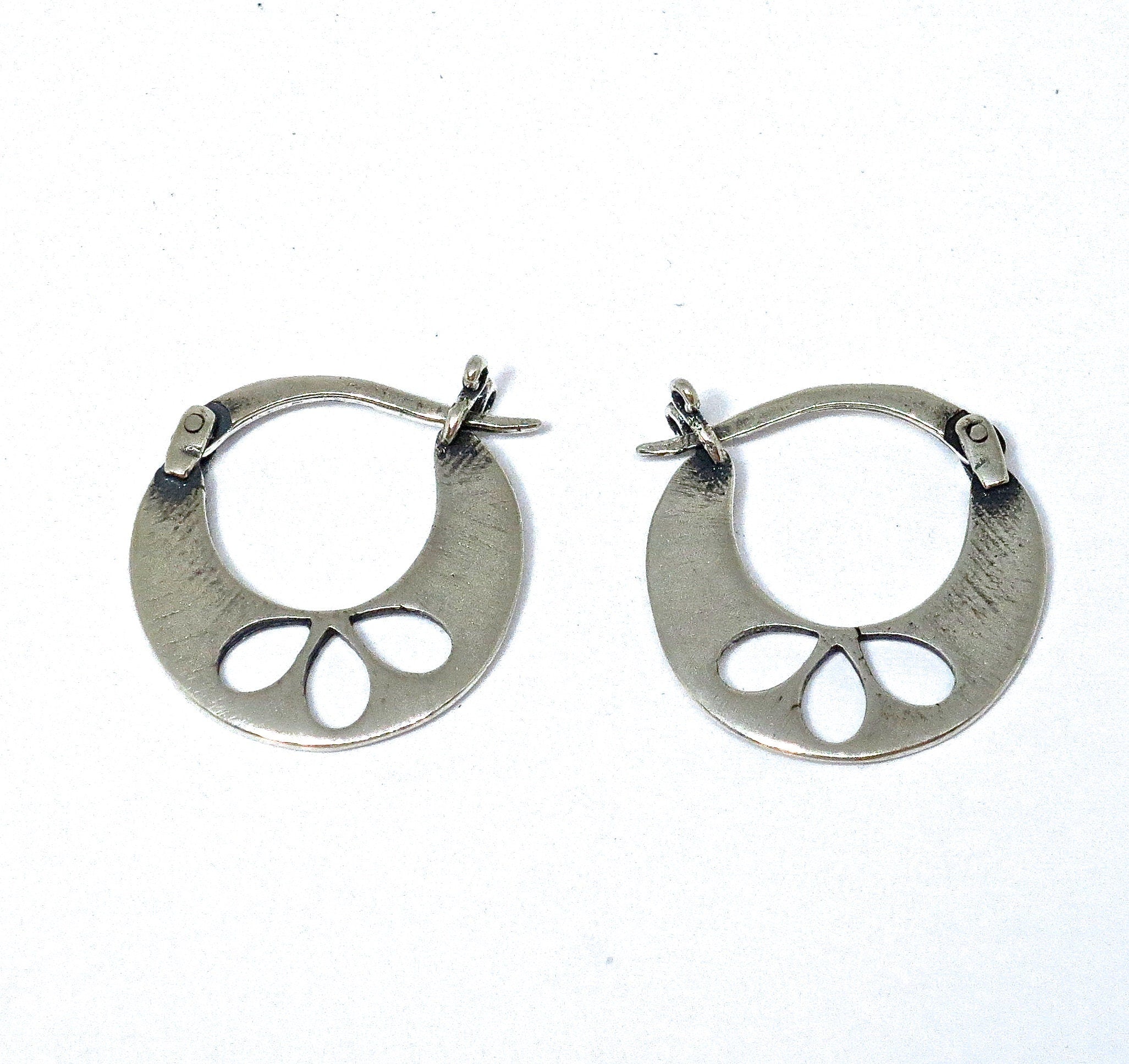 עגילי חישוק פרחוניים מכסף סטרלינג, עגילי חישוק מכסף 925 משובצים בצבע לוטוס