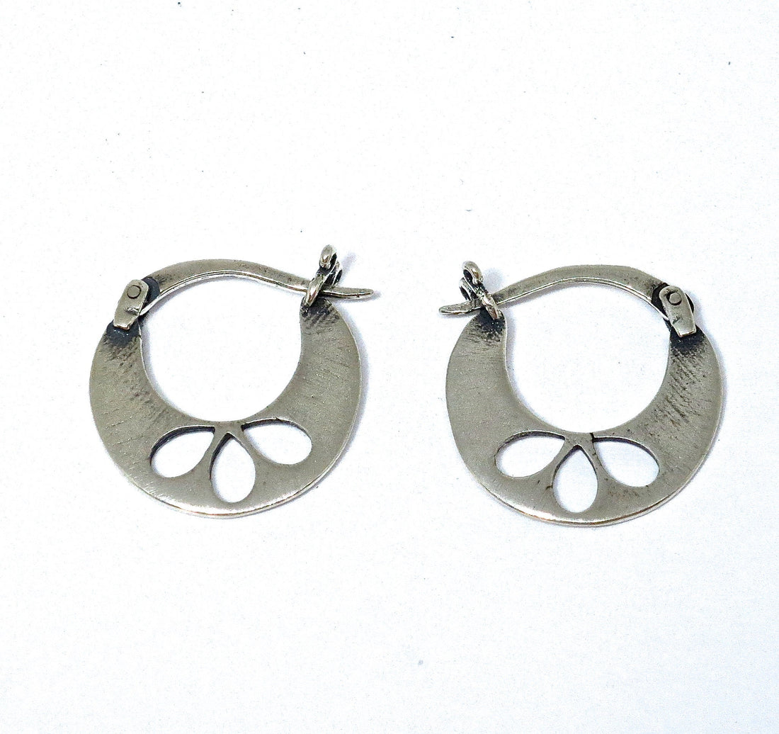 עגילי חישוק פרחוניים מכסף סטרלינג, עגילי חישוק מכסף 925 משובצים בצבע לוטוס