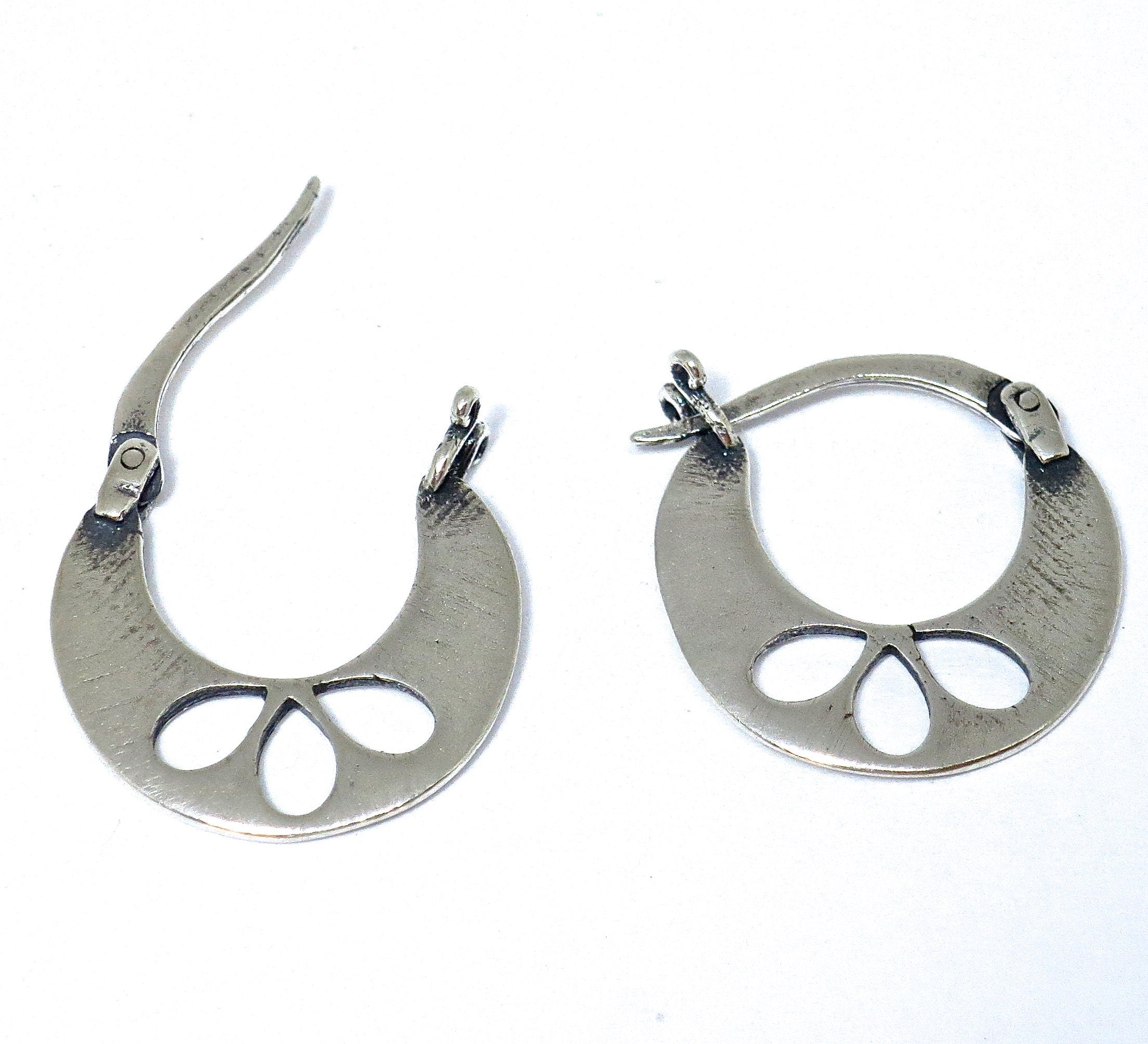 עגילי חישוק פרחוניים מכסף סטרלינג, עגילי חישוק מכסף 925 משובצים בצבע לוטוס