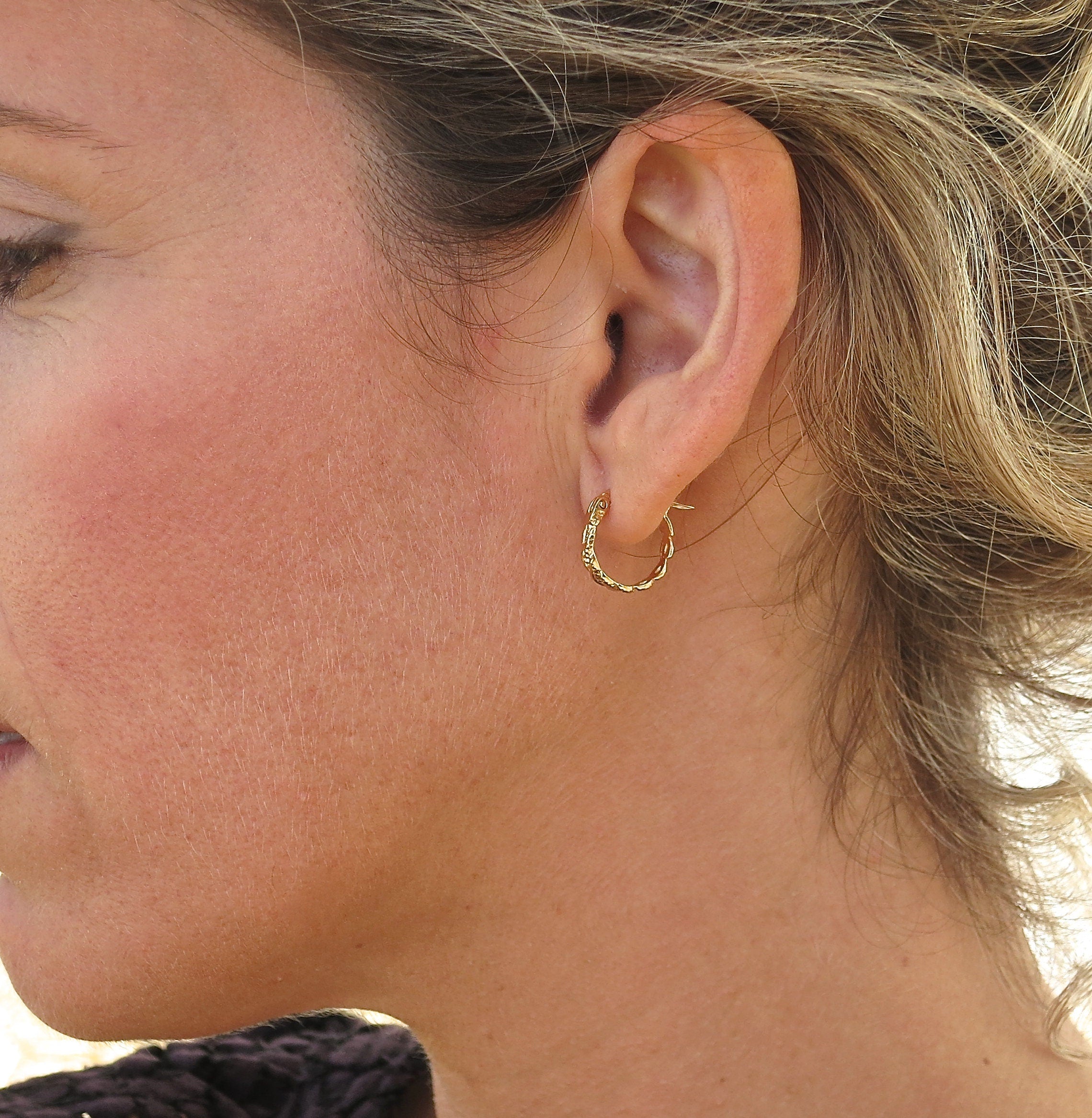 עגילי חישוק מעוותים מזהב מלא 14 קראט של Huggie