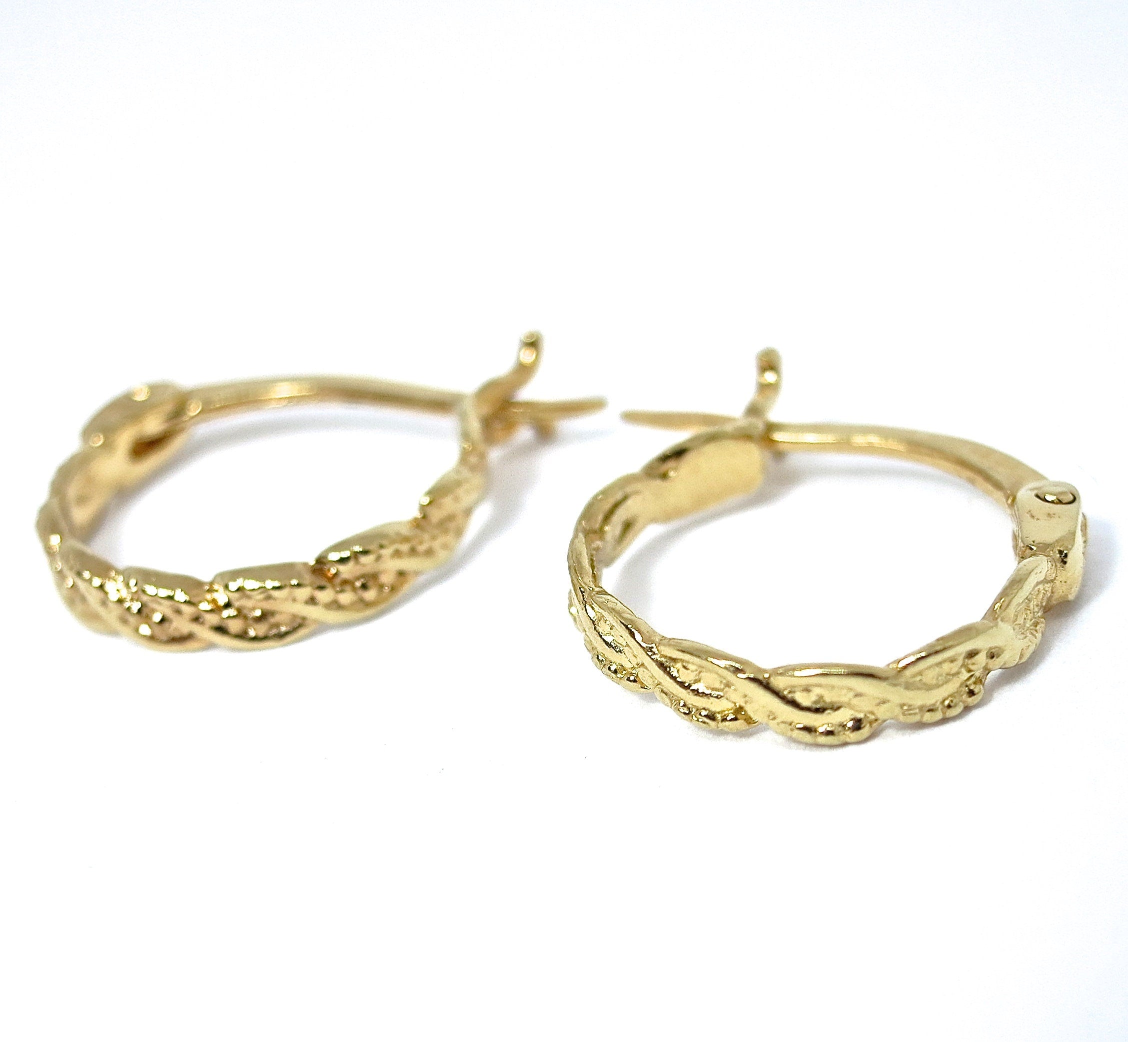 עגילי חישוק מעוותים מזהב מלא 14 קראט של Huggie