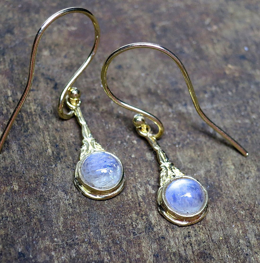 עגילי זהב 14 קראט מלאים משובצים באבן ירח