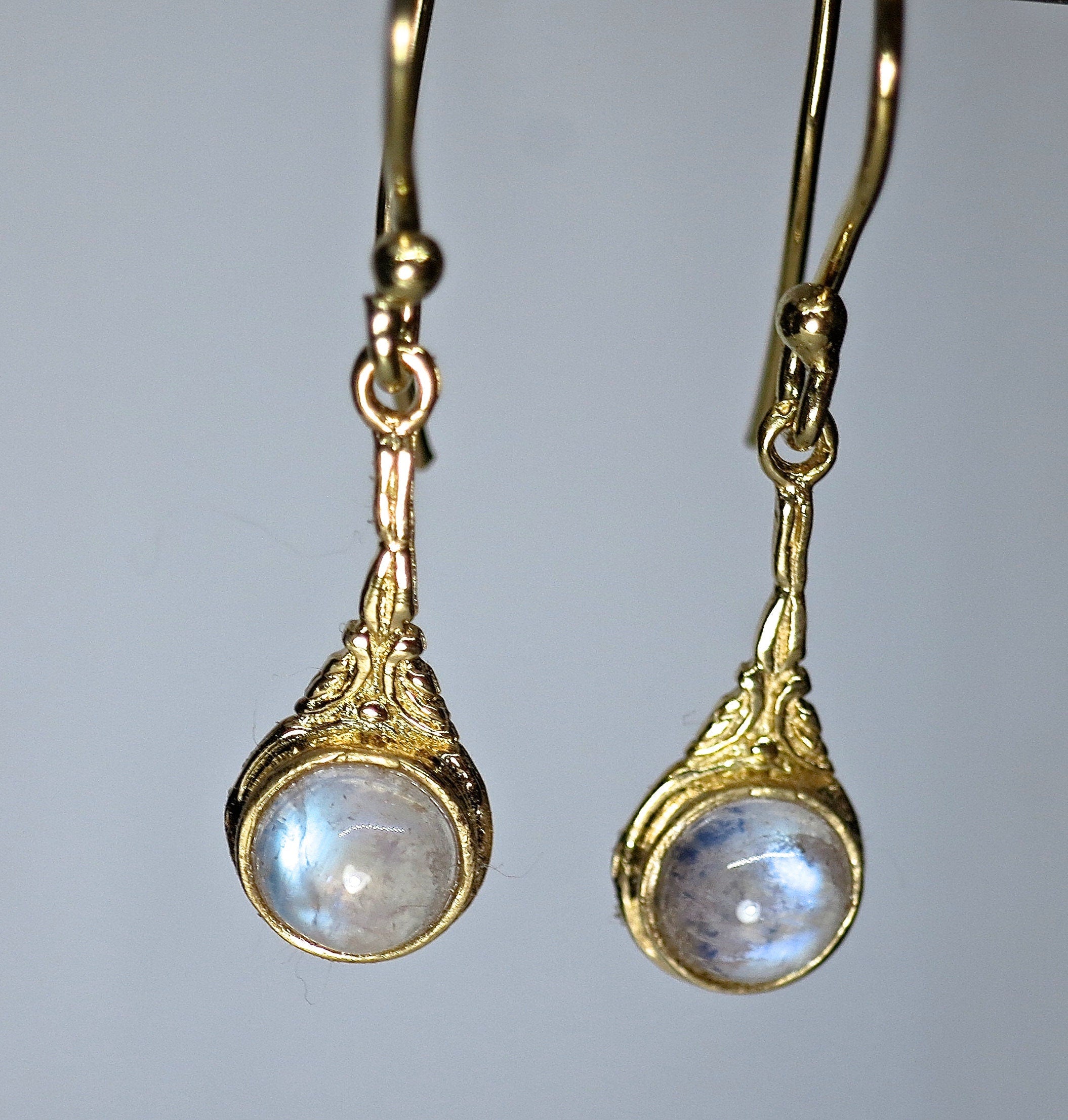 עגילי זהב 14 קראט מלאים משובצים באבן ירח