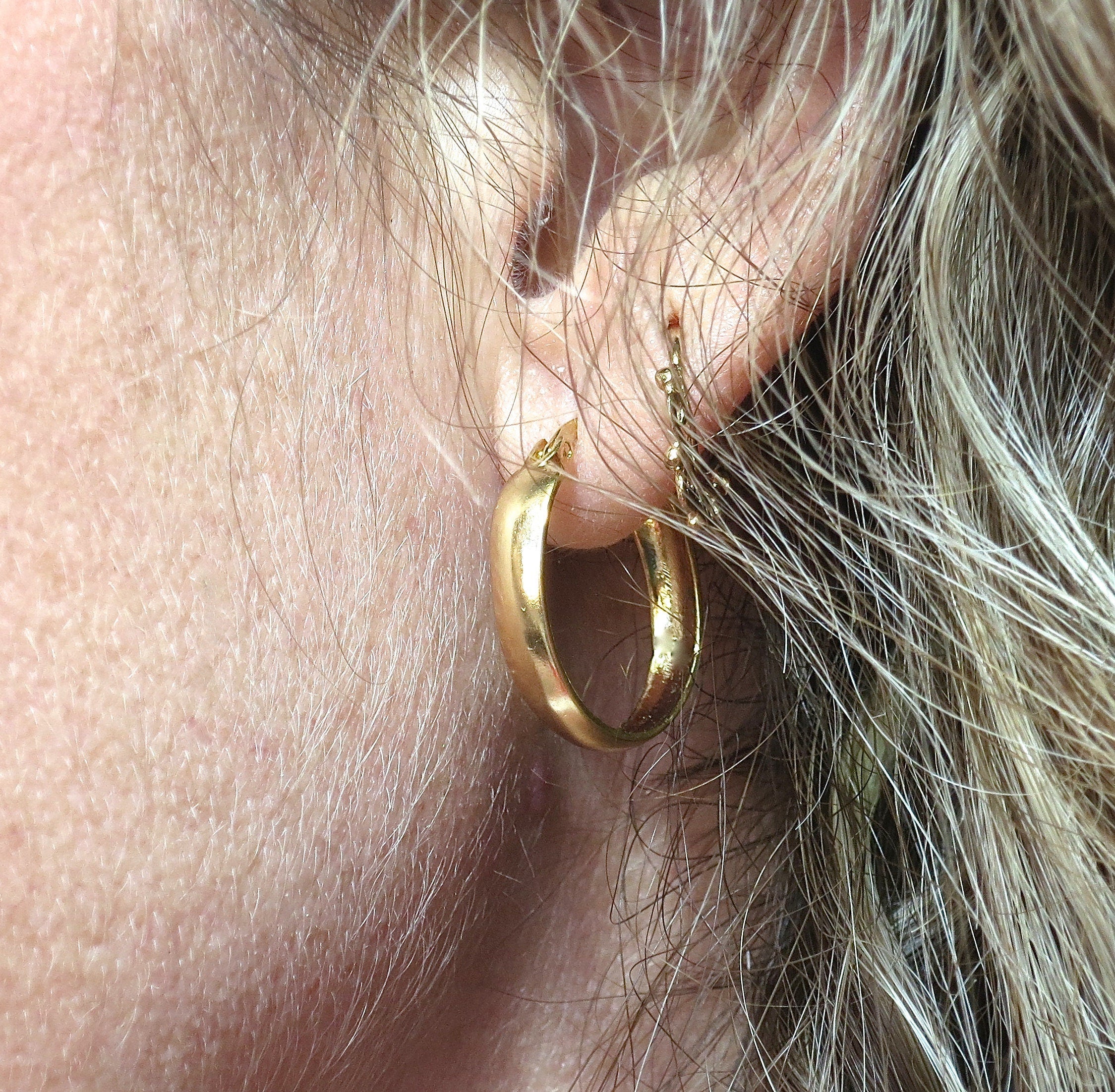 עגילי חישוק זהב מלא 14 קראט בינוניים פשוטים לנשים, עגילי חישוק זהב רחבים עם כיפה