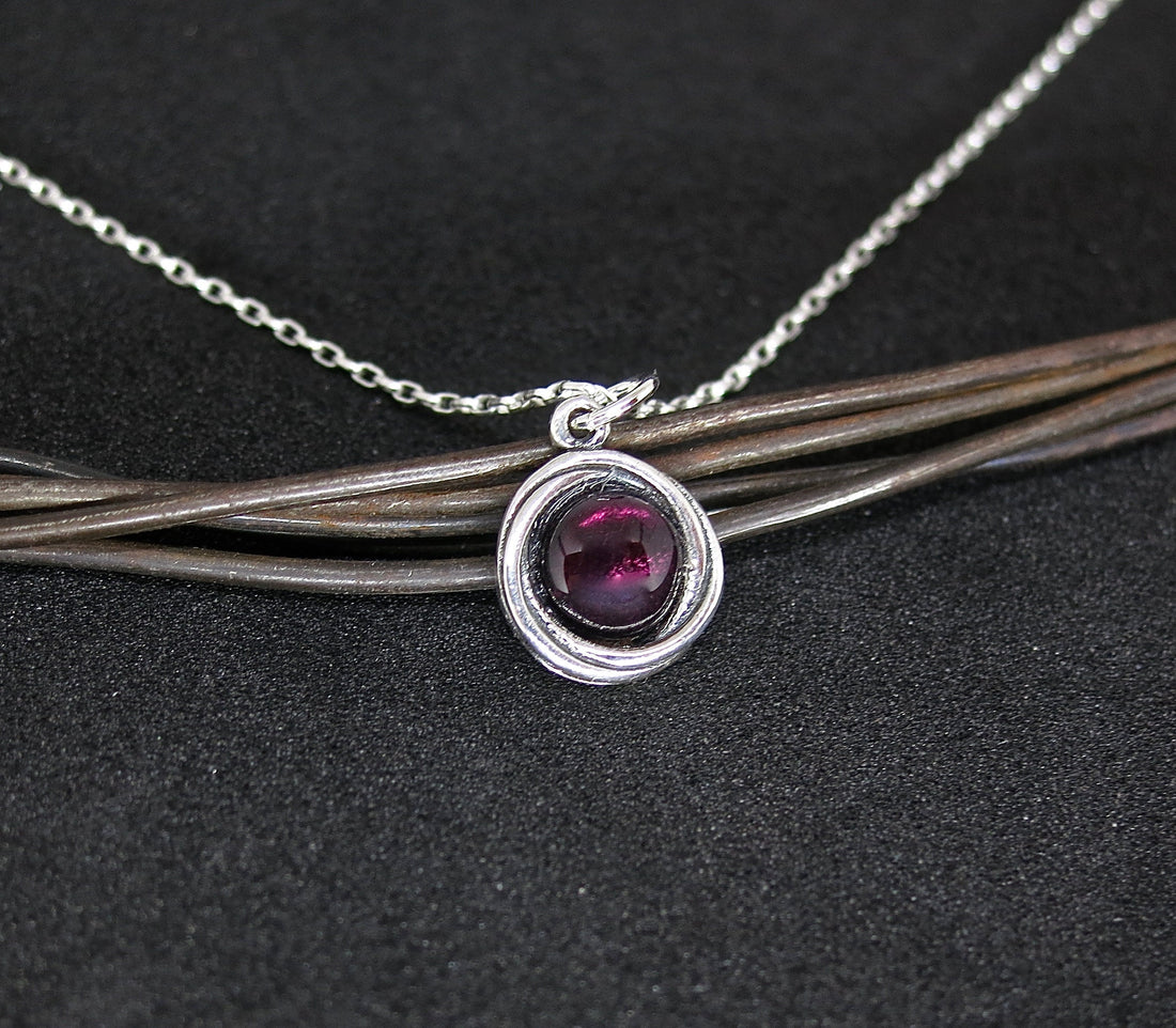 תליון שרשרת כסף סטרלינג קטן משובץ גרנט