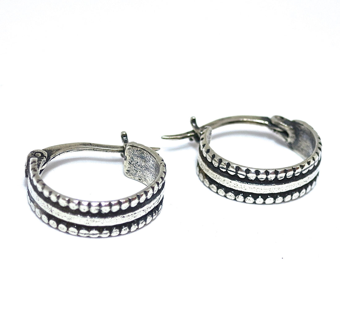 עגילי חישוק מכסף סטרלינג Huggy, עגילי חישוק רחבים עם טקסטורה