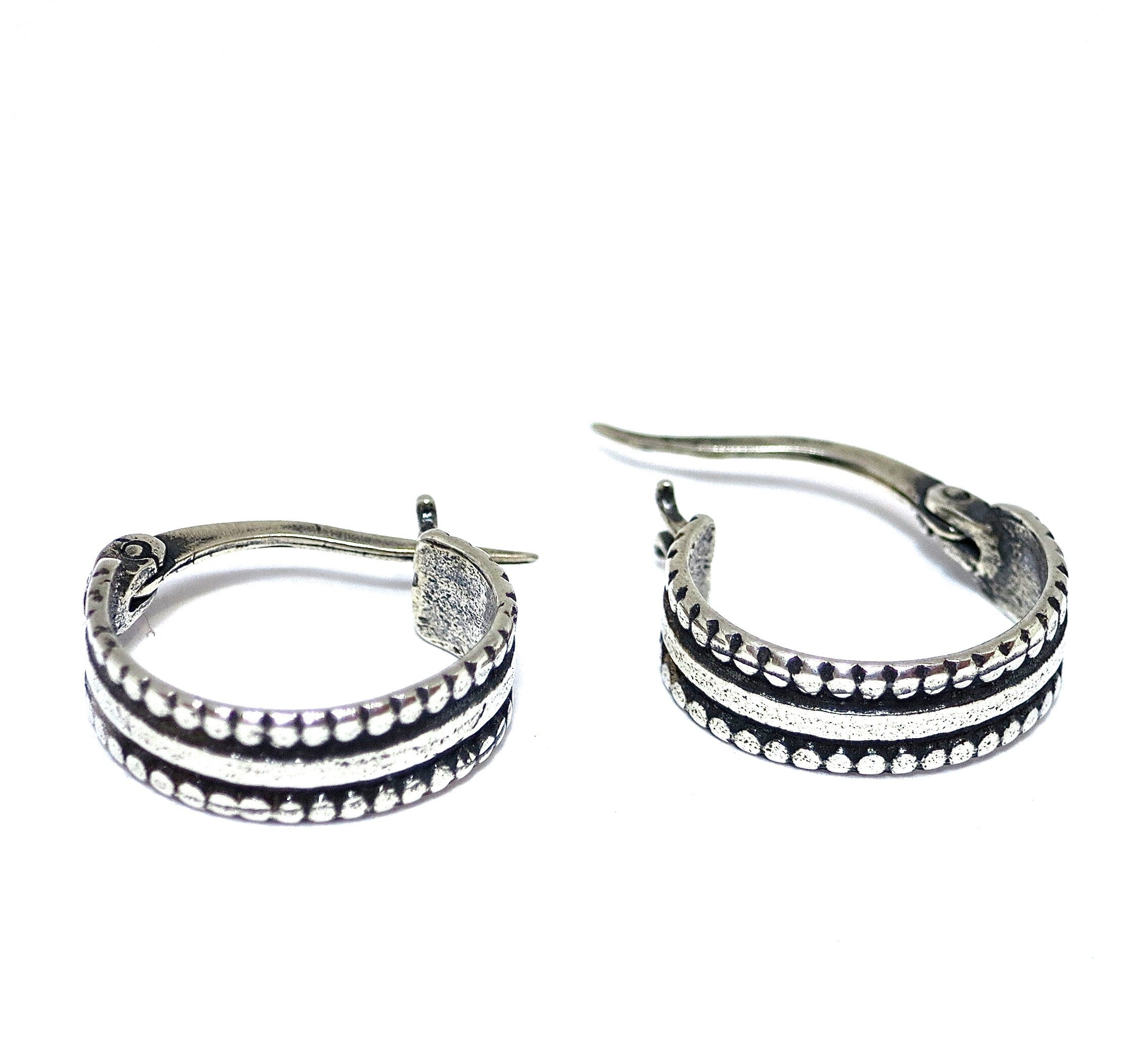 עגילי חישוק מכסף סטרלינג Huggy, עגילי חישוק רחבים עם טקסטורה