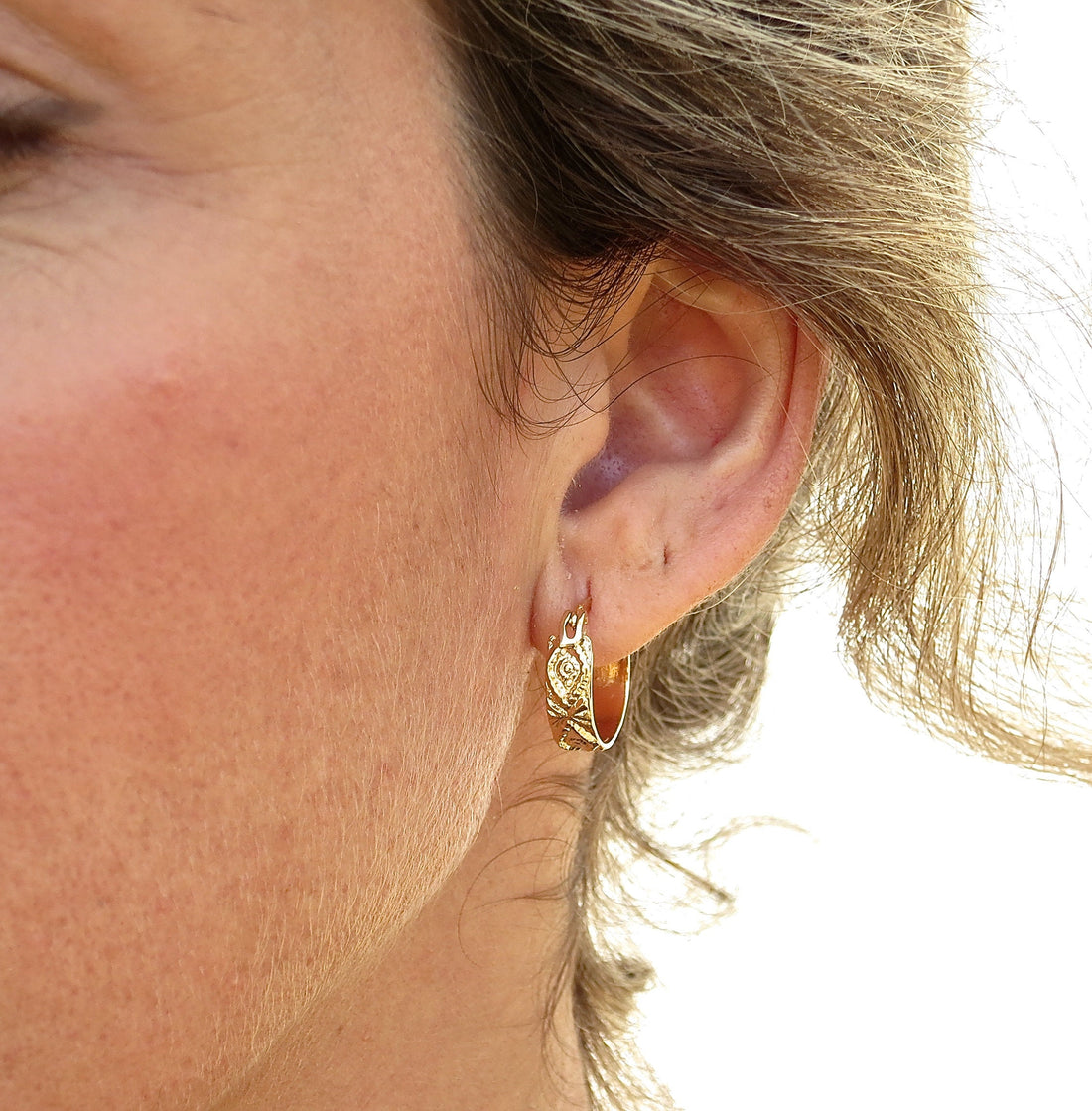 עגילי חישוק קטנים ורחבים מזהב עם טקסטורה