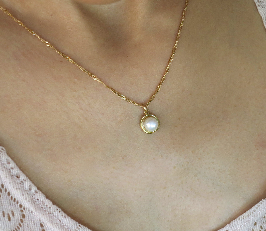 סט תכשיטי זהב לבן פנינה, עגילים תלויים ותליון שרשרת