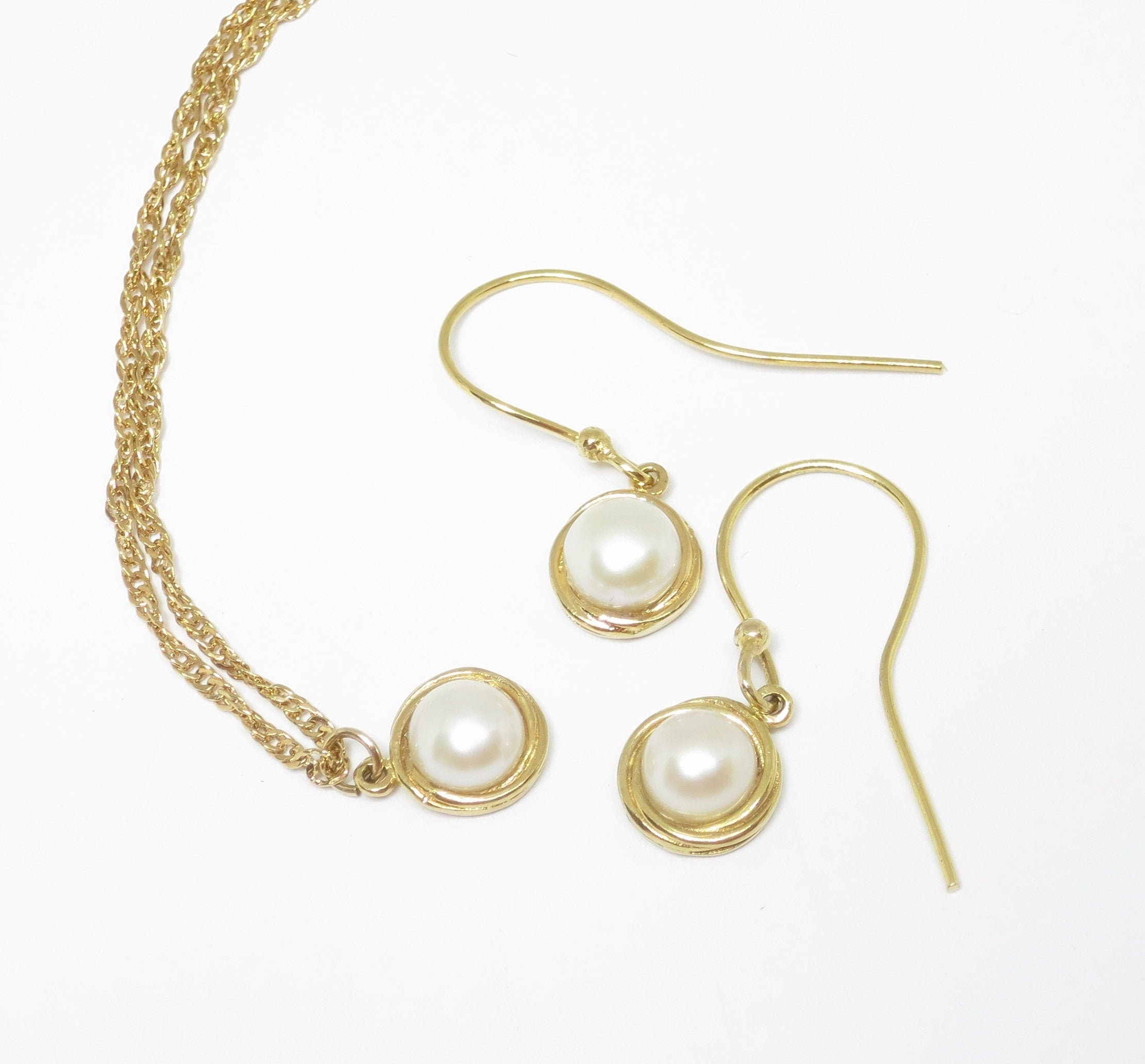 סט תכשיטי זהב לבן פנינה, עגילים תלויים ותליון שרשרת