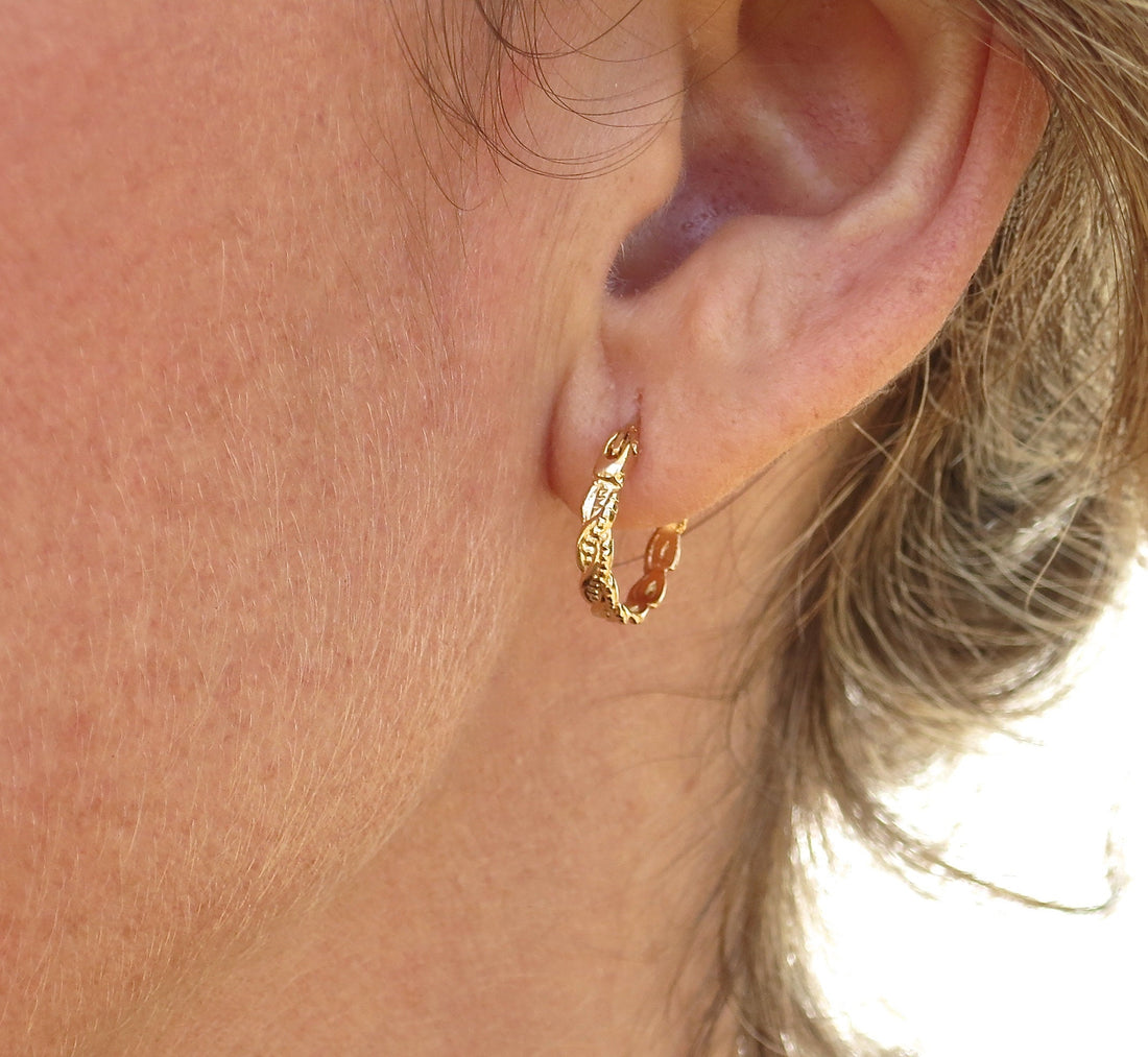 עגילי חישוק מעוותים מזהב מלא 14 קראט של Huggie