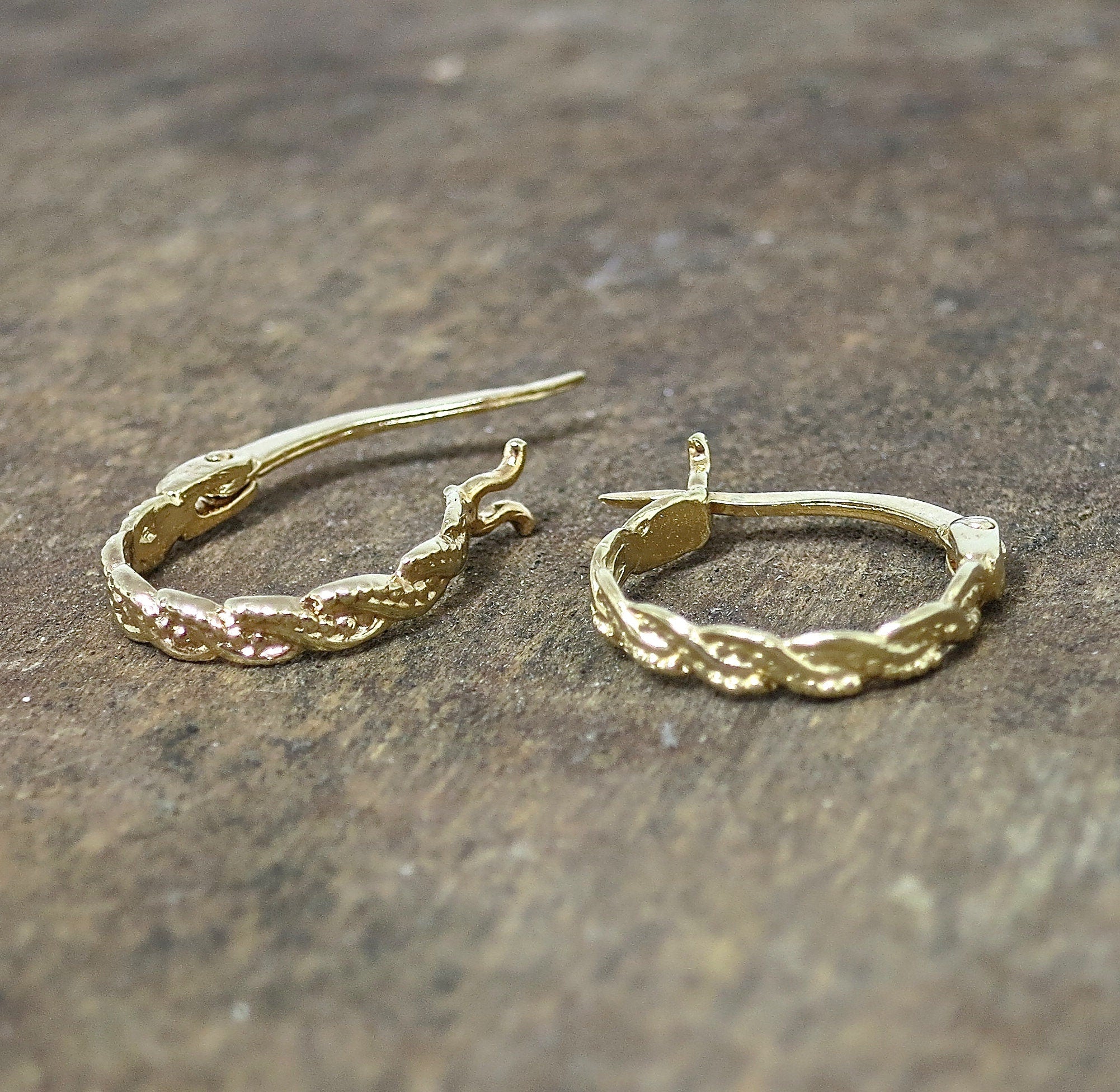 עגילי חישוק מעוותים מזהב מלא 14 קראט של Huggie