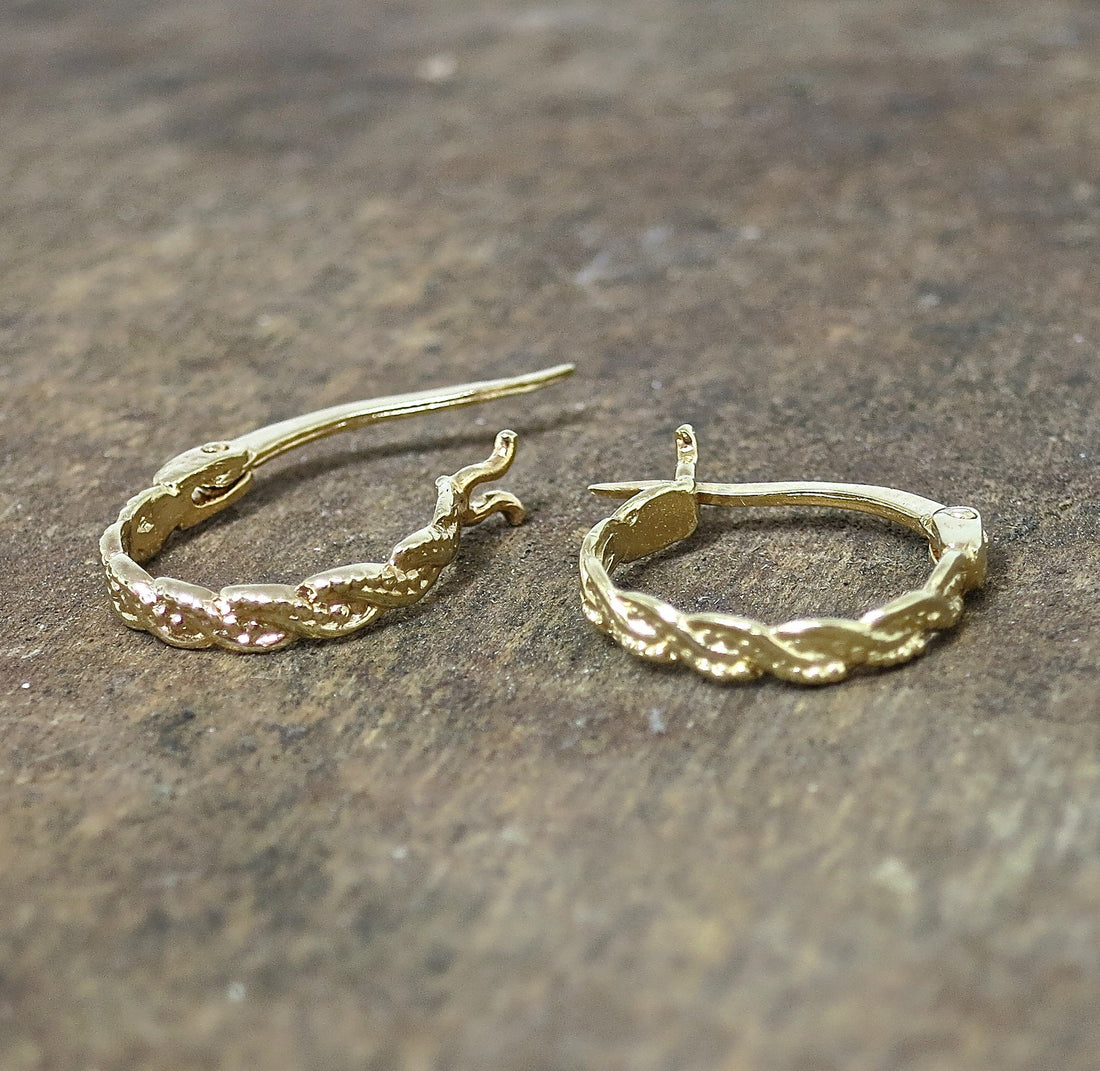 עגילי חישוק מעוותים מזהב מלא 14 קראט של Huggie