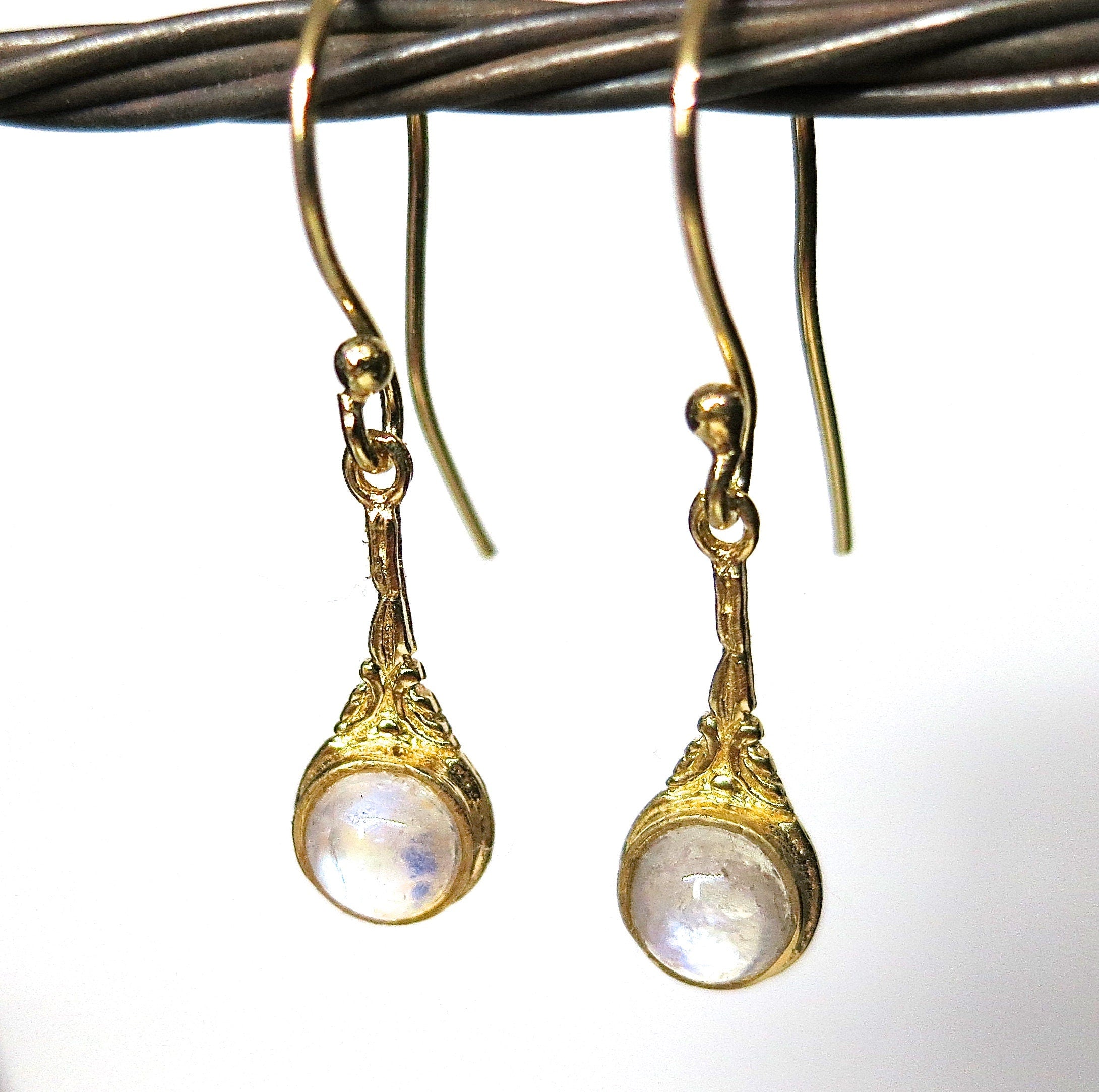 עגילי זהב מונסטון, עגילי זהב ויקטוריאניים תלויים עם אבן